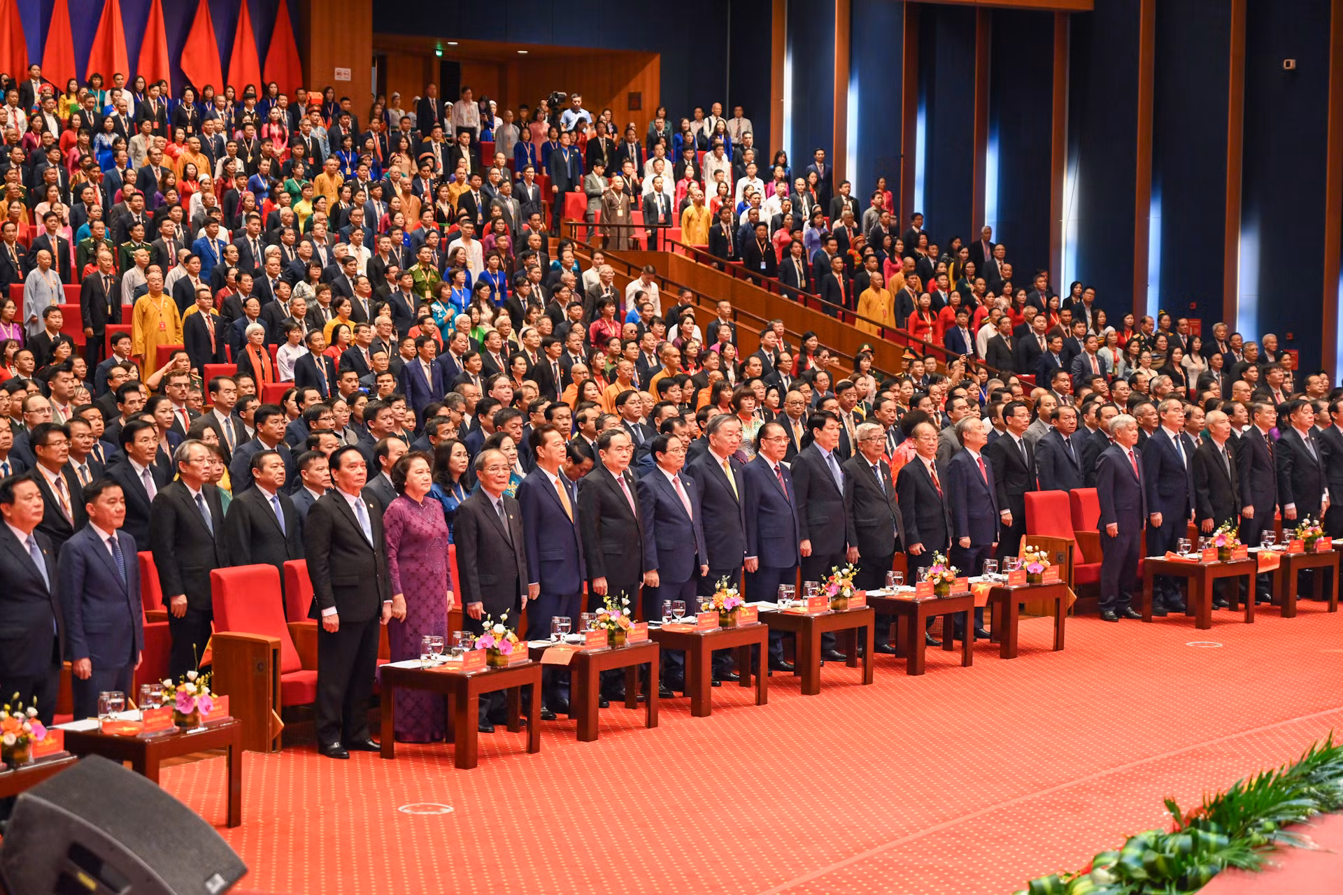 Các đồng chí lãnh đạo, nguyên lãnh đạo Đảng, Nhà nước thực hiện nghi thức chào cờ tại phiên khai mạc.
