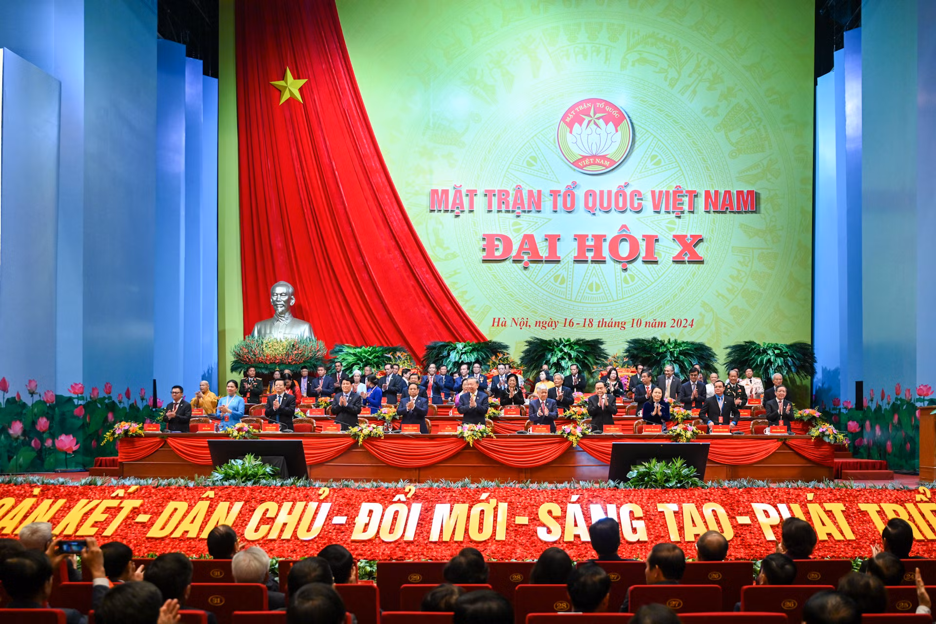 Đoàn Chủ tịch điều hành Phiên khai mạc Đại hội.