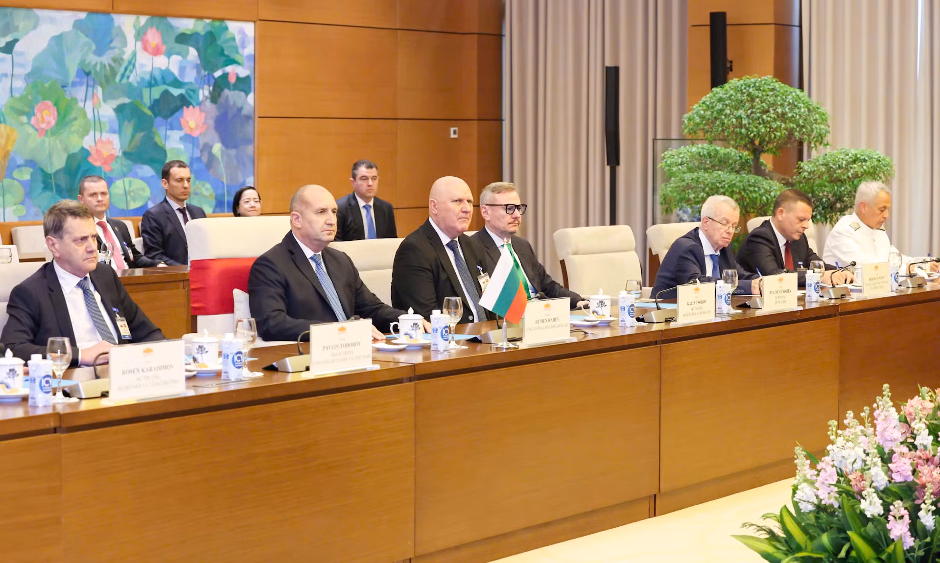 Tổng thống Cộng hòa Bulgaria Rumen Radev và các đại biểu Bulgaria tại hội kiến.