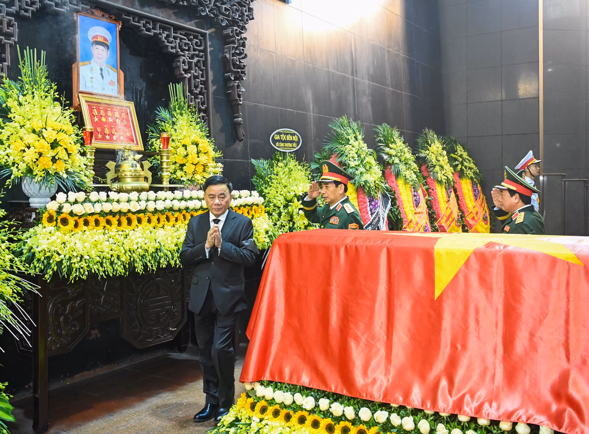 Các đồng chí lãnh đạo Đảng, Nhà nước tiễn biệt đồng chí Đại tướng Nguyễn Quyết lần cuối.