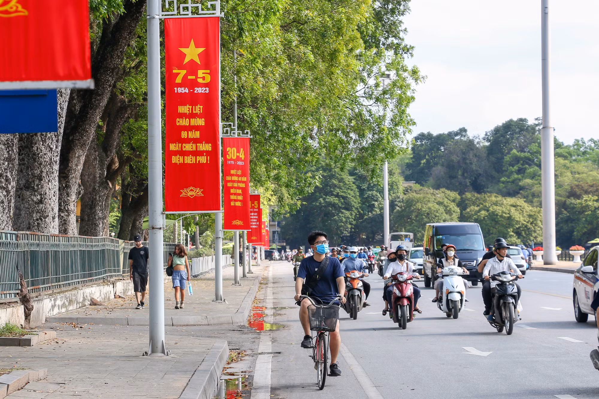 Đường Độc Lập được trang hoàng rất nhiều băng rôn cổ động, chào mừng những ngày lễ lớn. Đường Độc Lập được trang hoàng rất nhiều băng rôn cổ động, chào mừng những ngày lễ lớn.
