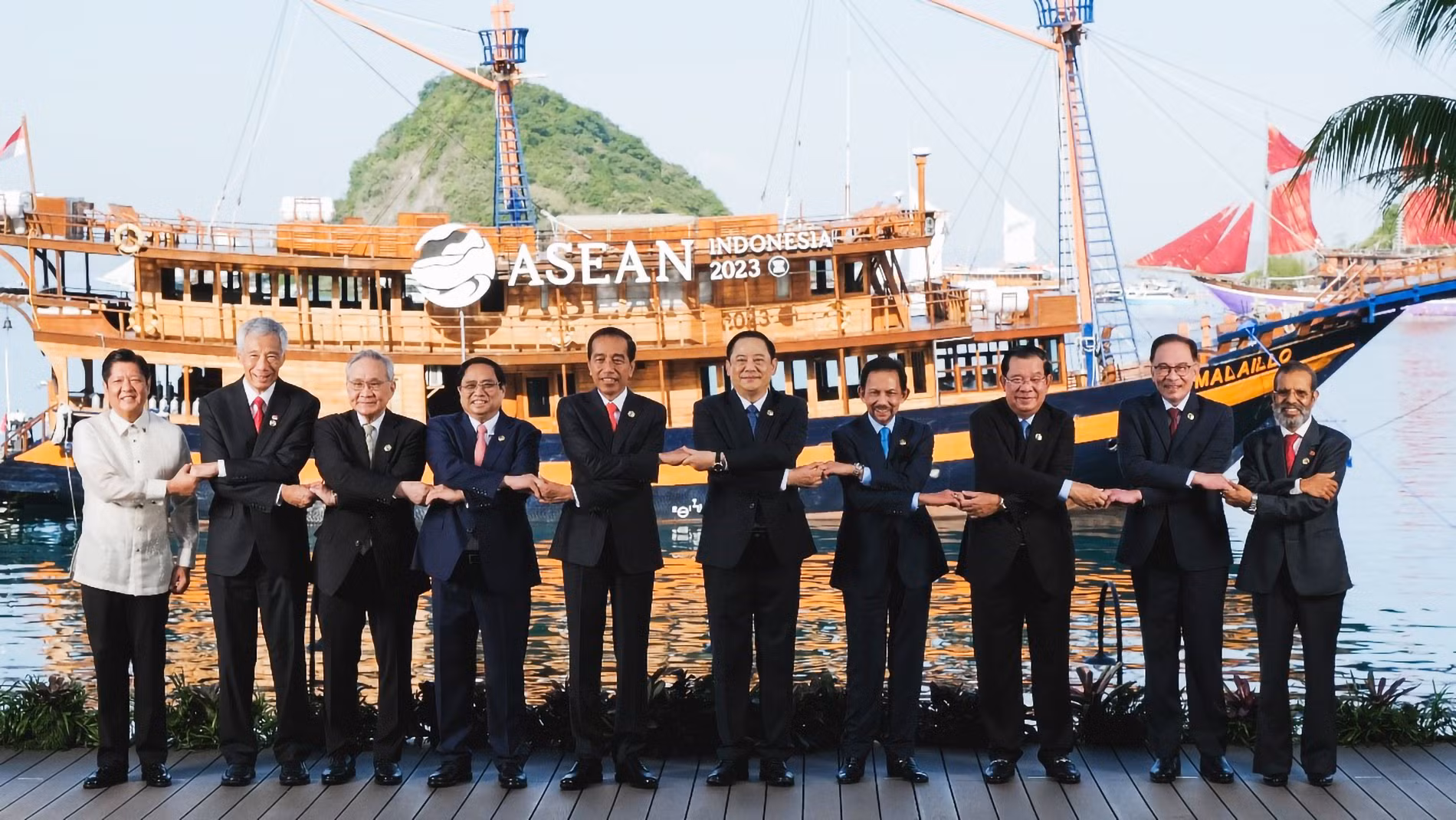 Các nhà lãnh đạo ASEAN bắt tay theo phong cách đặc trưng của khối trước khi bắt đầu Hội nghị cấp cao lần thứ 42. (Ảnh: Reuters)