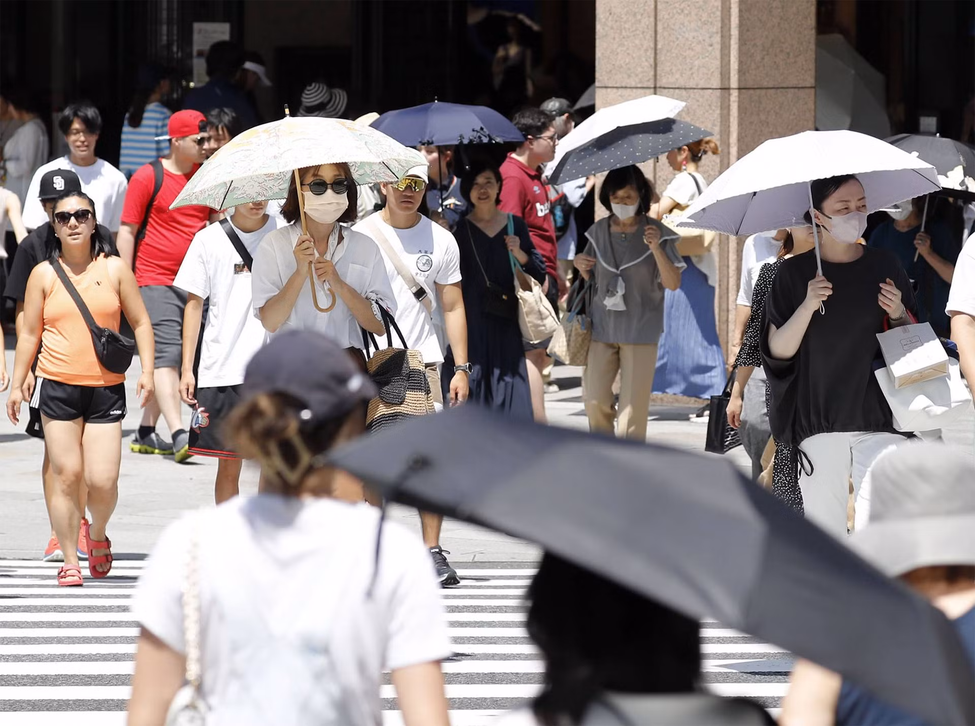 Với mức nhiệt hơn 35 độ C, ngày 17/7 vừa qua là ngày nóng nhất tại Tokyo kể từ đầu năm 2023. (Ảnh: Kyodo) Với mức nhiệt hơn 35 độ C, ngày 17/7 vừa qua là ngày nóng nhất tại Tokyo kể từ đầu năm 2023. (Ảnh: Kyodo)