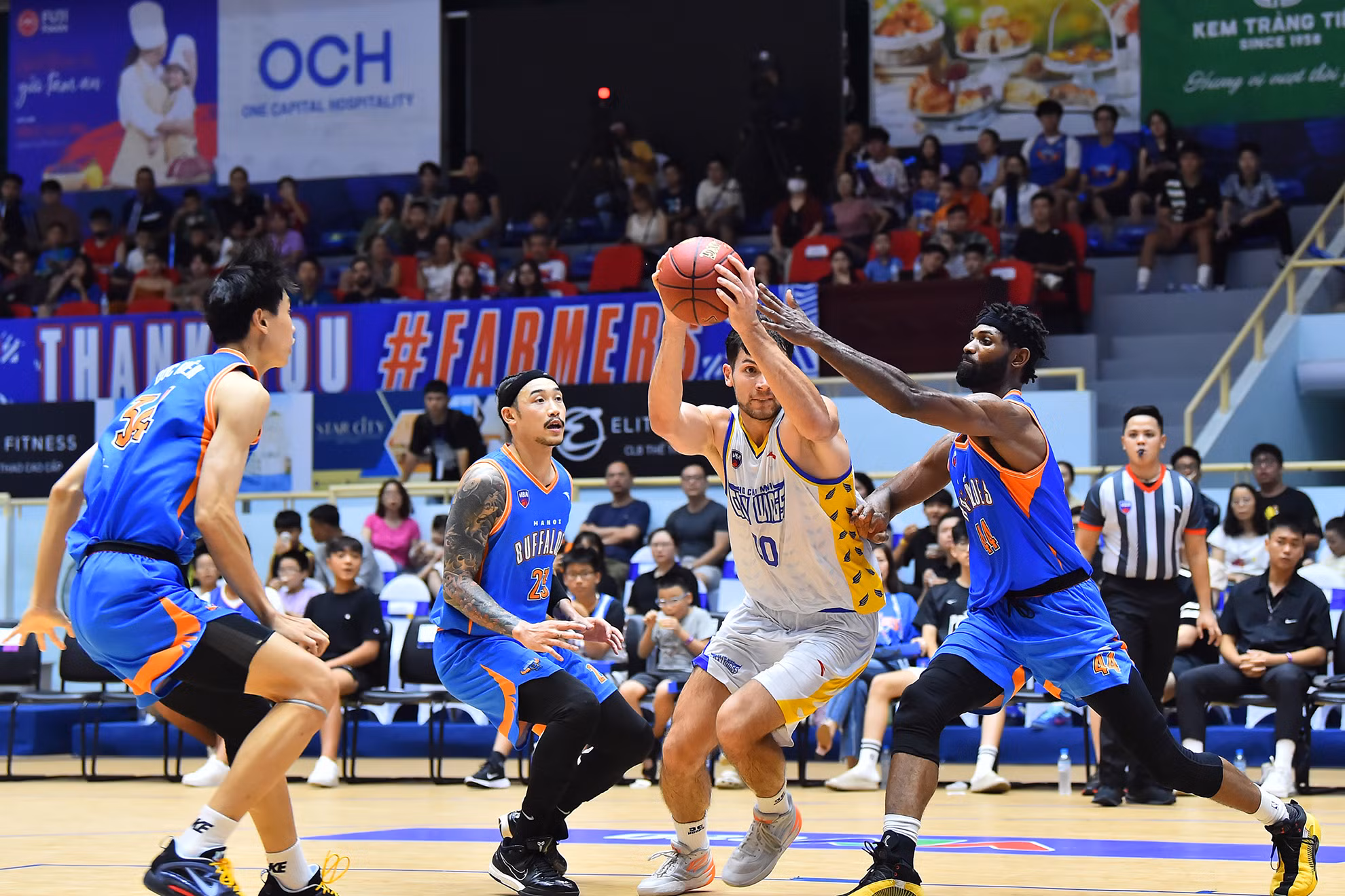 Yevgen Sakhniuk (Ho Chi Minh City Wings) có một trận thi đấu đầy nỗ lực với 22 điểm, 7 rebounds và 5 assists. Yevgen Sakhniuk (Ho Chi Minh City Wings) có một trận thi đấu đầy nỗ lực với 22 điểm, 7 rebounds và 5 assists.