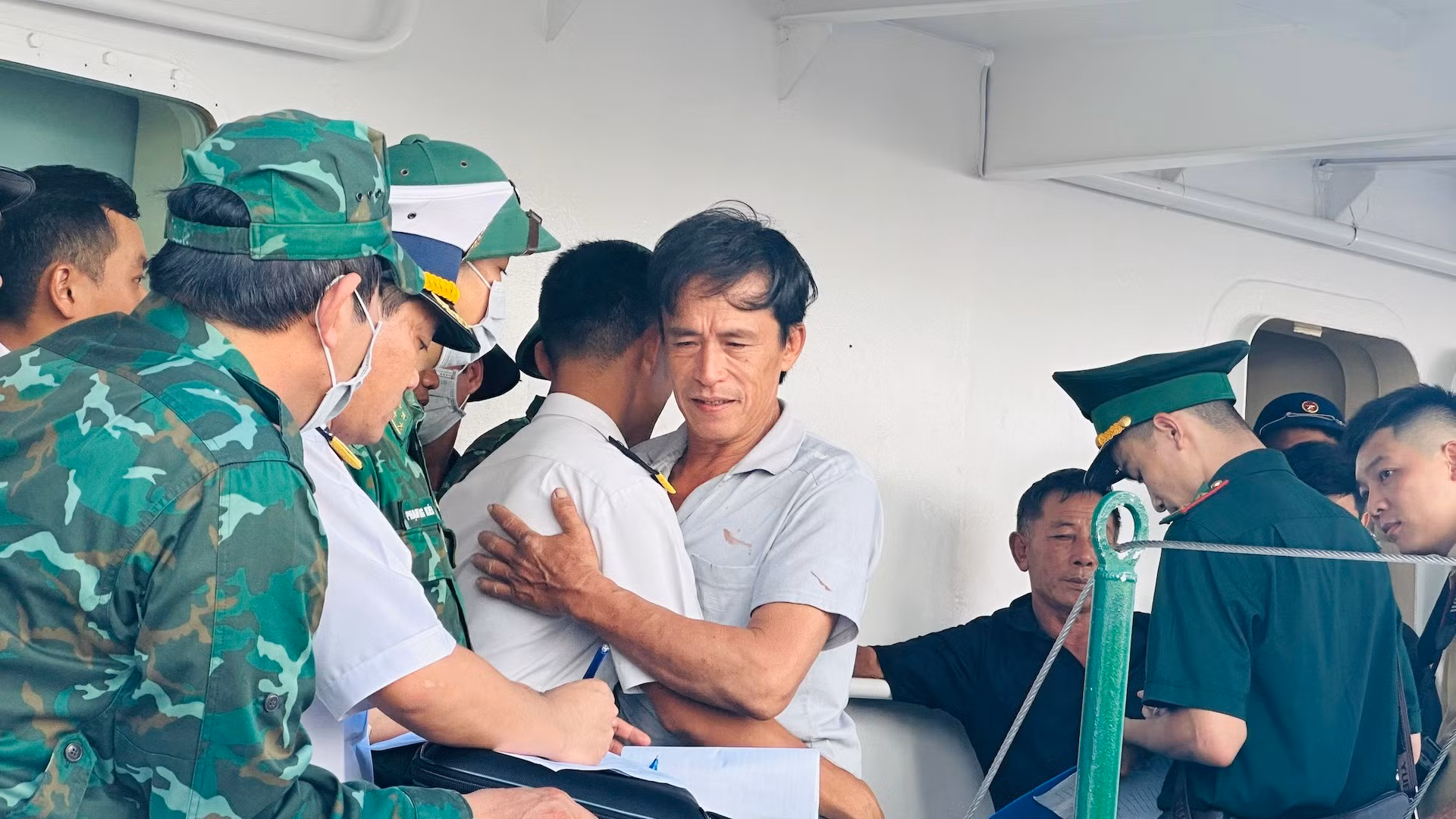 Cán bộ, chiến sĩ tàu 467 Quân chủng Hải quân tận lực đón các ngư dân trên biển và đưa bà con vào bờ an toàn sau nhiều ngày tìm kiếm cứu nạn. Cán bộ, chiến sĩ tàu 467 Quân chủng Hải quân tận lực đón các ngư dân trên biển và đưa bà con vào bờ an toàn sau nhiều ngày tìm kiếm cứu nạn.