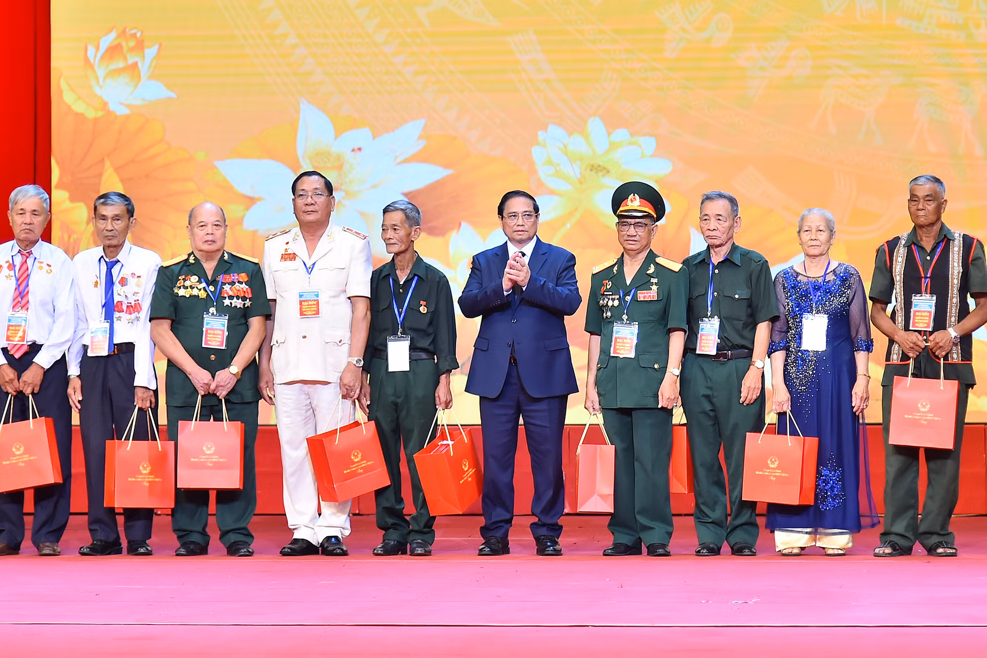 Thủ tướng Phạm Minh Chính trao quà tri ân tặng các đại biểu là người có công với cách mạng tiêu biểu toàn quốc. Thủ tướng Phạm Minh Chính trao quà tri ân tặng các đại biểu là người có công với cách mạng tiêu biểu toàn quốc.
