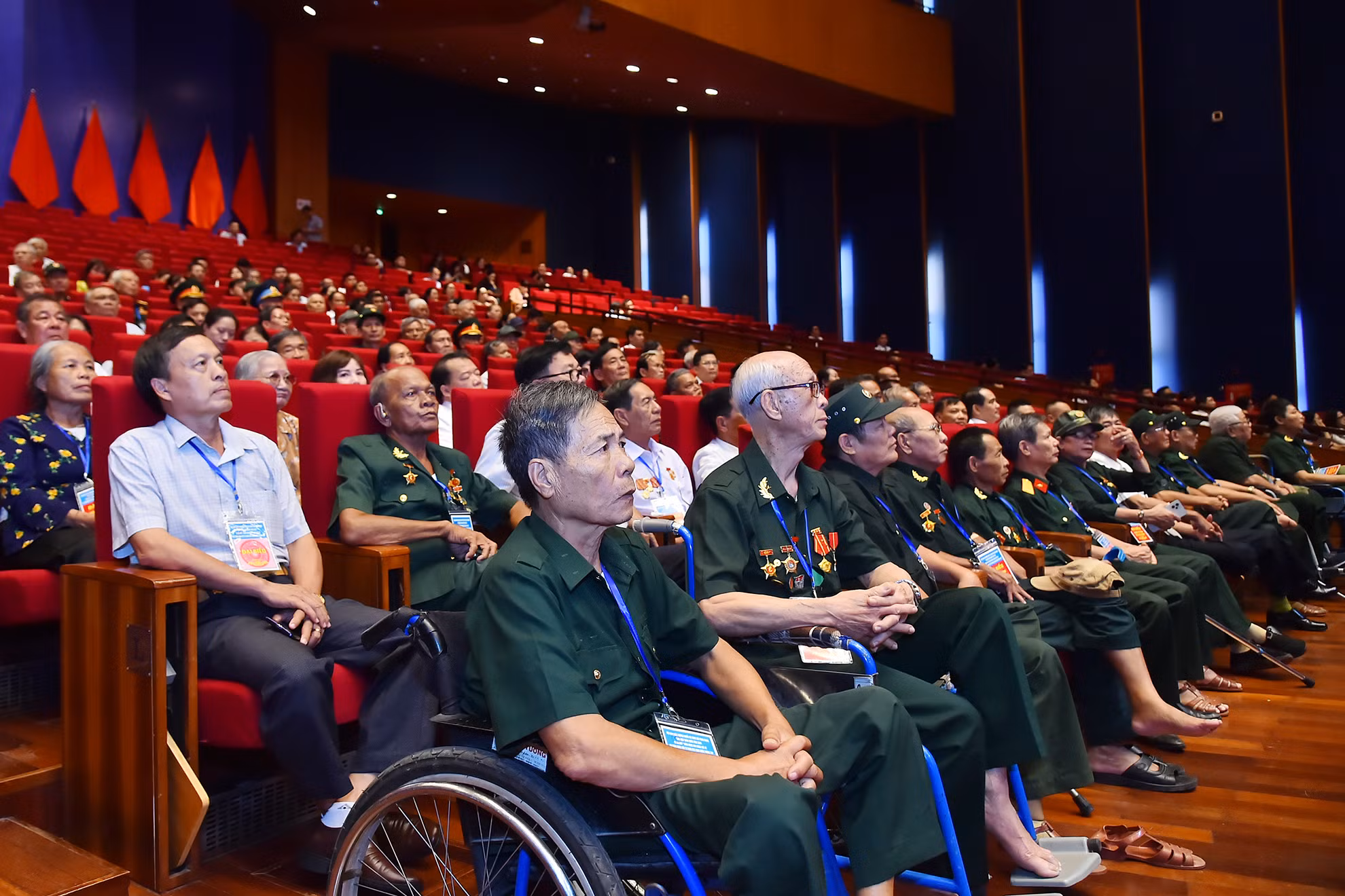 Các đại biểu là người có công với cách mạng tiêu biểu toàn quốc tại hội nghị. Các đại biểu là người có công với cách mạng tiêu biểu toàn quốc tại hội nghị.