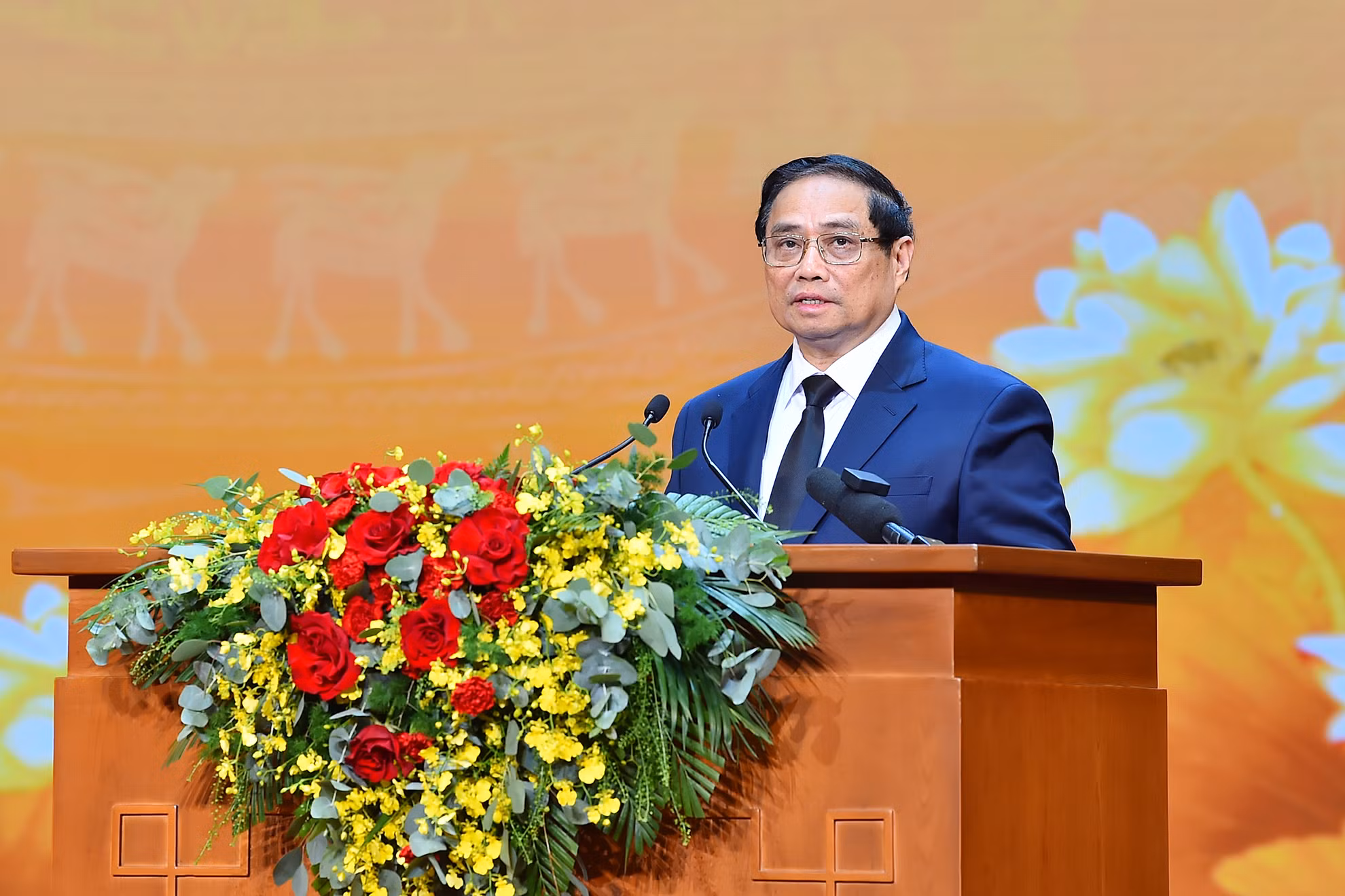 Thủ tướng Phạm Minh Chính phát biểu chỉ đạo Hội nghị tri ân người có công với cách mạng năm 2024 và ra mắt Ngân hàng gen (ADN) liệt sĩ chưa xác định được thông tin và thân nhân liệt sĩ. Thủ tướng Phạm Minh Chính phát biểu chỉ đạo Hội nghị tri ân người có công với cách mạng năm 2024 và ra mắt Ngân hàng gen (ADN) liệt sĩ chưa xác định được thông tin và thân nhân liệt sĩ.