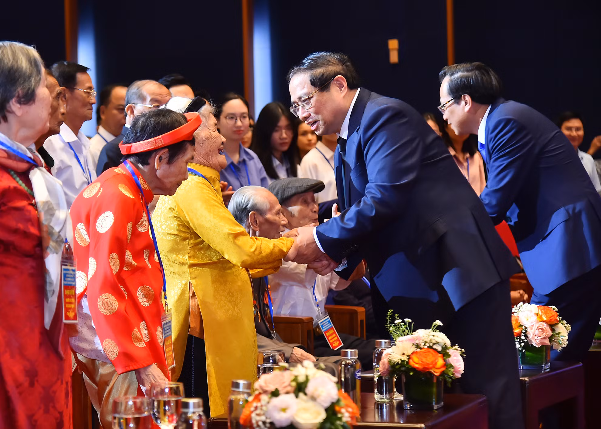 Thủ tướng Phạm Minh Chính với các Bà Mẹ Việt Nam Anh hùng, các cán bộ lão thành cách mạng tiền khởi nghĩa tại hội nghị. Thủ tướng Phạm Minh Chính với các Bà Mẹ Việt Nam Anh hùng, các cán bộ lão thành cách mạng tiền khởi nghĩa tại hội nghị.