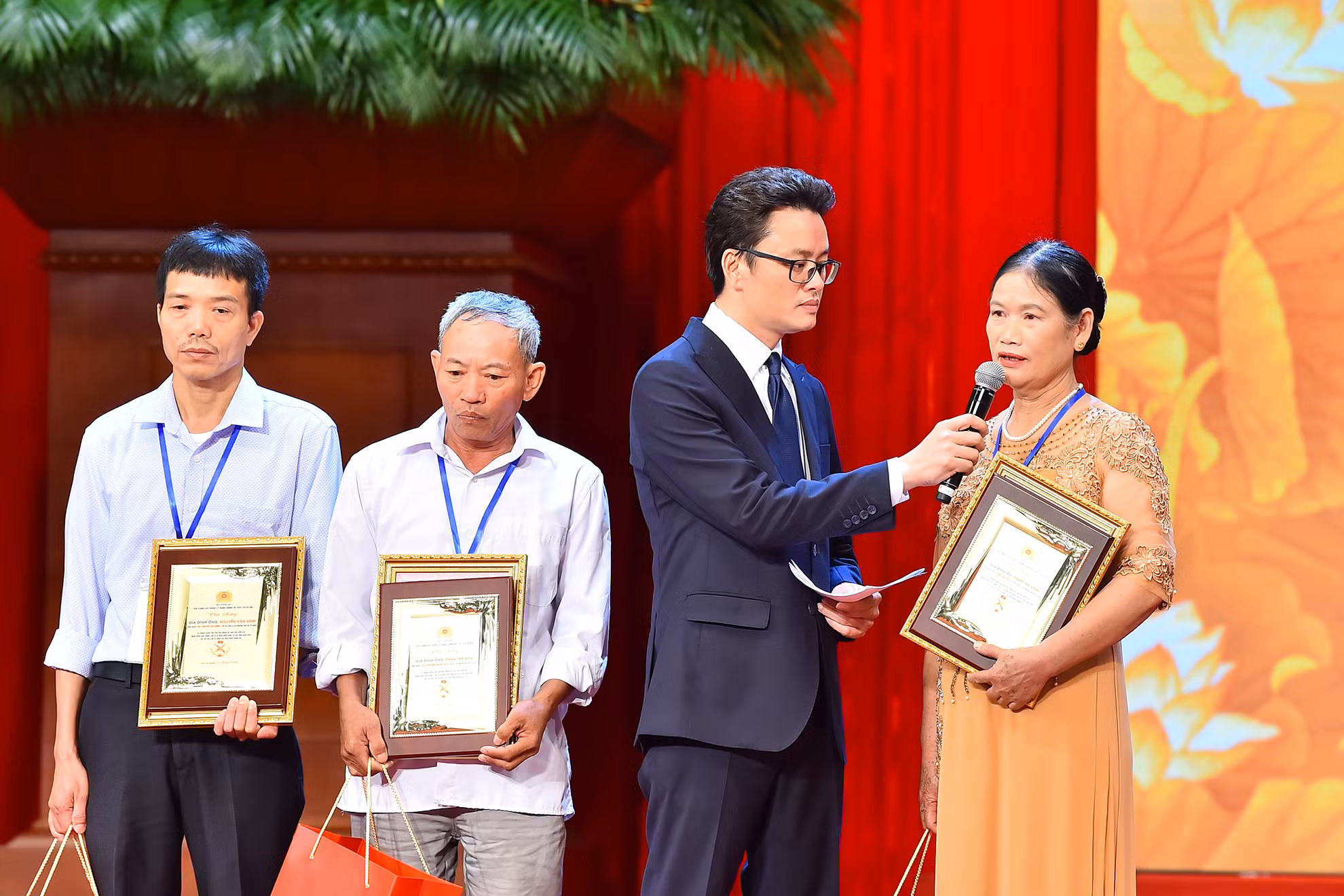 Phần giao lưu, trò chuyện với bà Phạm Thị Vinh, em gái liệt sĩ Phạm Văn Thước, một trong 4 gia đình tìm được người thân của mình thông qua giám định gen. Phần giao lưu, trò chuyện với bà Phạm Thị Vinh, em gái liệt sĩ Phạm Văn Thước, một trong 4 gia đình tìm được người thân của mình thông qua giám định gen.