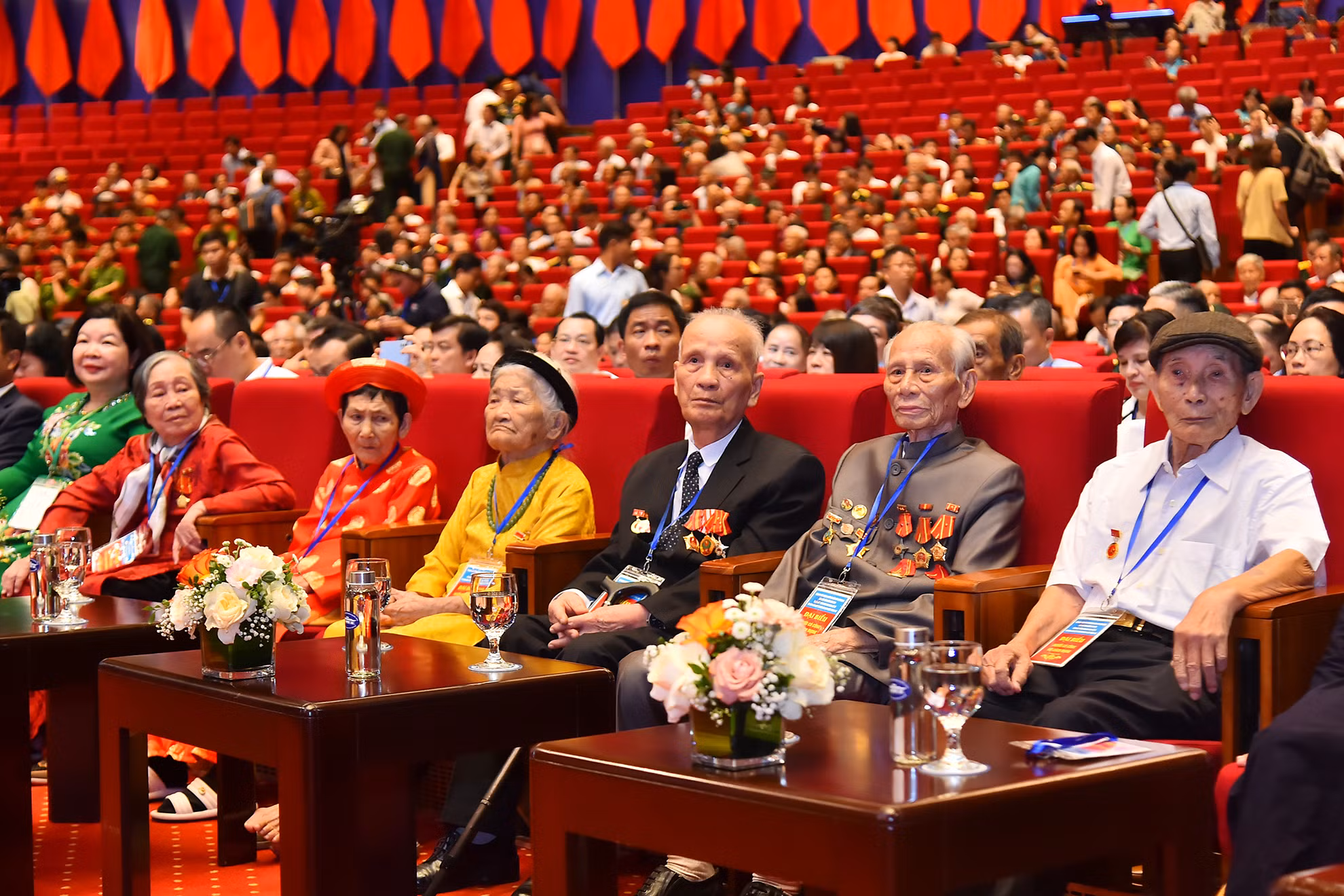 Các Bà Mẹ Việt Nam Anh hùng, các cán bộ lão thành cách mạng tiền khởi nghĩa tại hội nghị. Các Bà Mẹ Việt Nam Anh hùng, các cán bộ lão thành cách mạng tiền khởi nghĩa tại hội nghị.