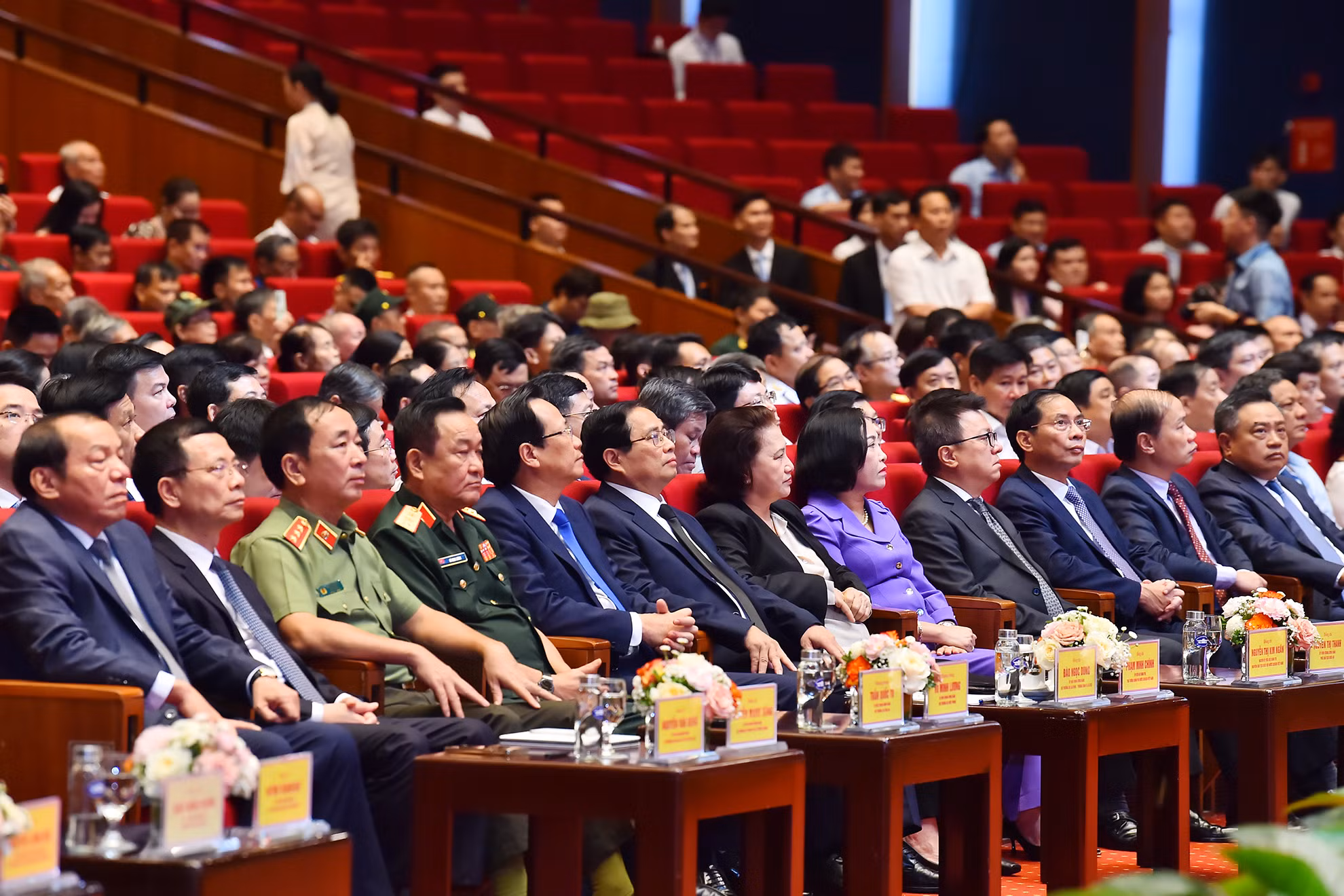Thủ tướng Phạm Minh Chính cùng các đồng chí lãnh đạo, nguyên lãnh đạo Đảng, Nhà nước và các đại biểu dự Hội nghị tri ân người có công với cách mạng năm 2024 và ra mắt Ngân hàng gen (ADN) liệt sĩ chưa xác định được thông tin và thân nhân liệt sĩ. Thủ tướng Phạm Minh Chính cùng các đồng chí lãnh đạo, nguyên lãnh đạo Đảng, Nhà nước và các đại biểu dự Hội nghị tri ân người có công với cách mạng năm 2024 và ra mắt Ngân hàng gen (ADN) liệt sĩ chưa xác định được thông tin và thân nhân liệt sĩ.