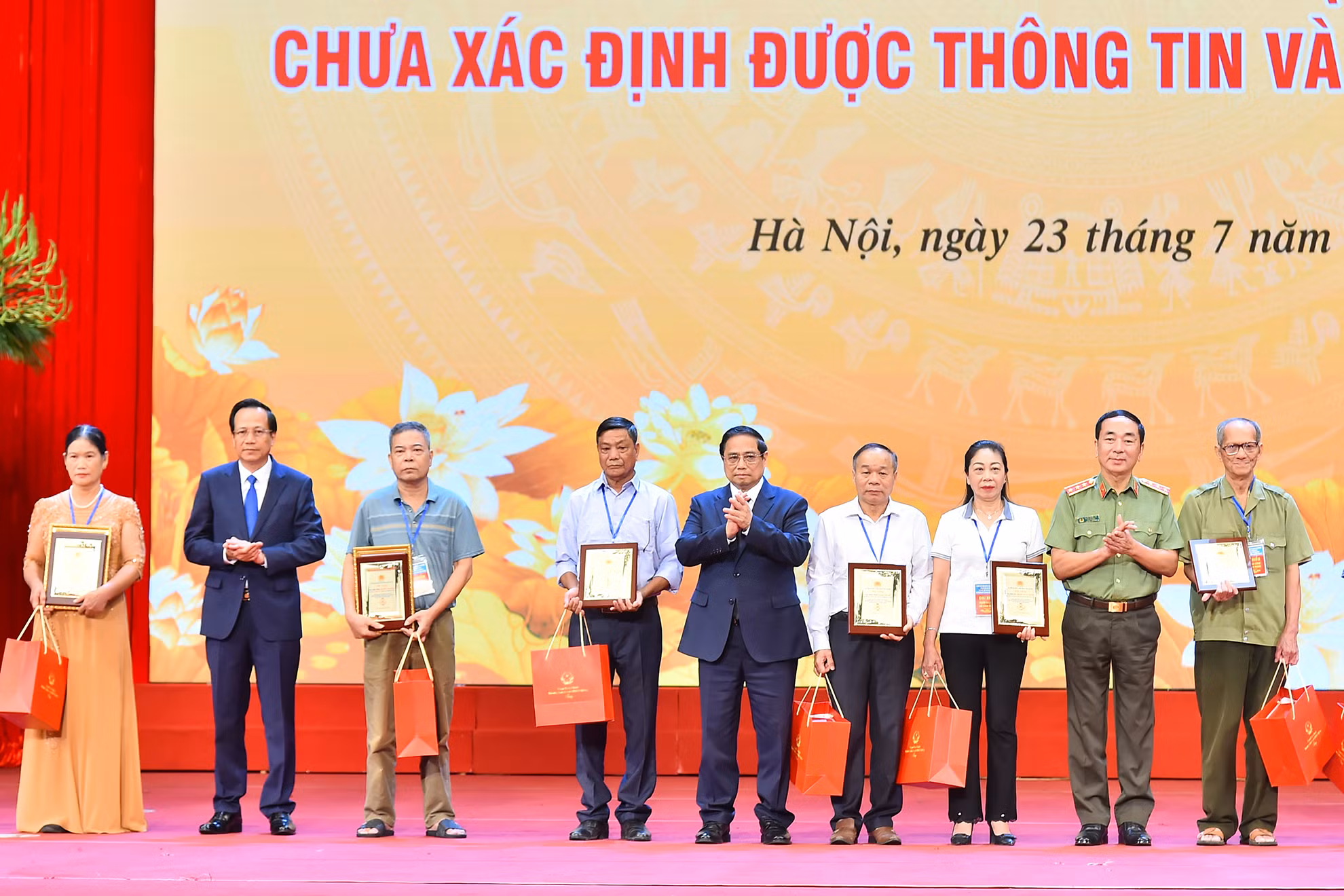 Thủ tướng Phạm Minh Chính và các đại biểu trao kết quả giám định ADN cho đại diện của các gia đình liệt sĩ đăng ký giám định ADN. Thủ tướng Phạm Minh Chính và các đại biểu trao kết quả giám định ADN cho đại diện của các gia đình liệt sĩ đăng ký giám định ADN.