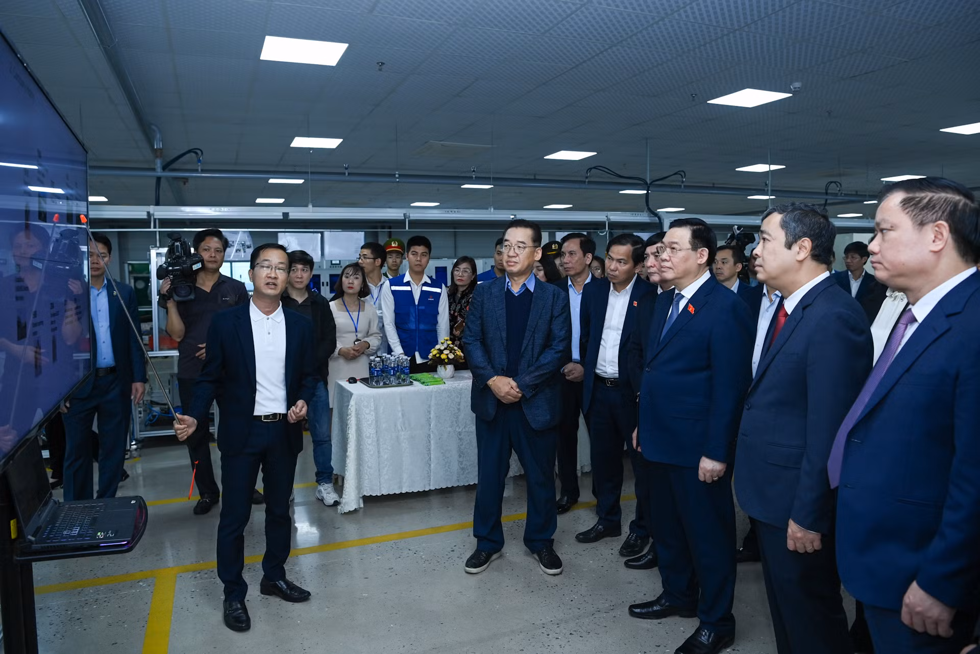 Đại diện Công ty Ohsung Vina Thái Bình giới thiệu về hoạt động sản xuất của công ty với Chủ tịch Quốc hội và đoàn công tác.
