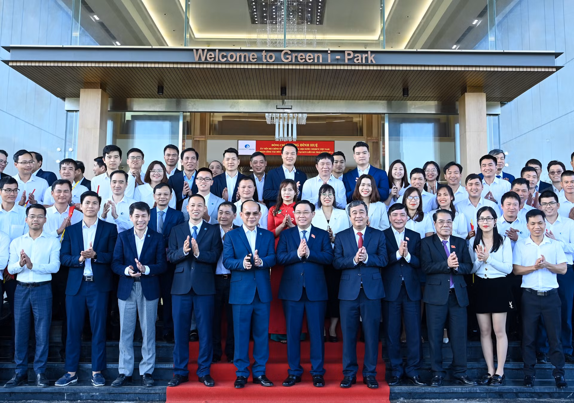 Chủ tịch Quốc hội Vương Đình Huệ cùng các đại biểu với cán bộ, nhân viên, công nhân tại Khu công nghiệp Liên Hà Thái.