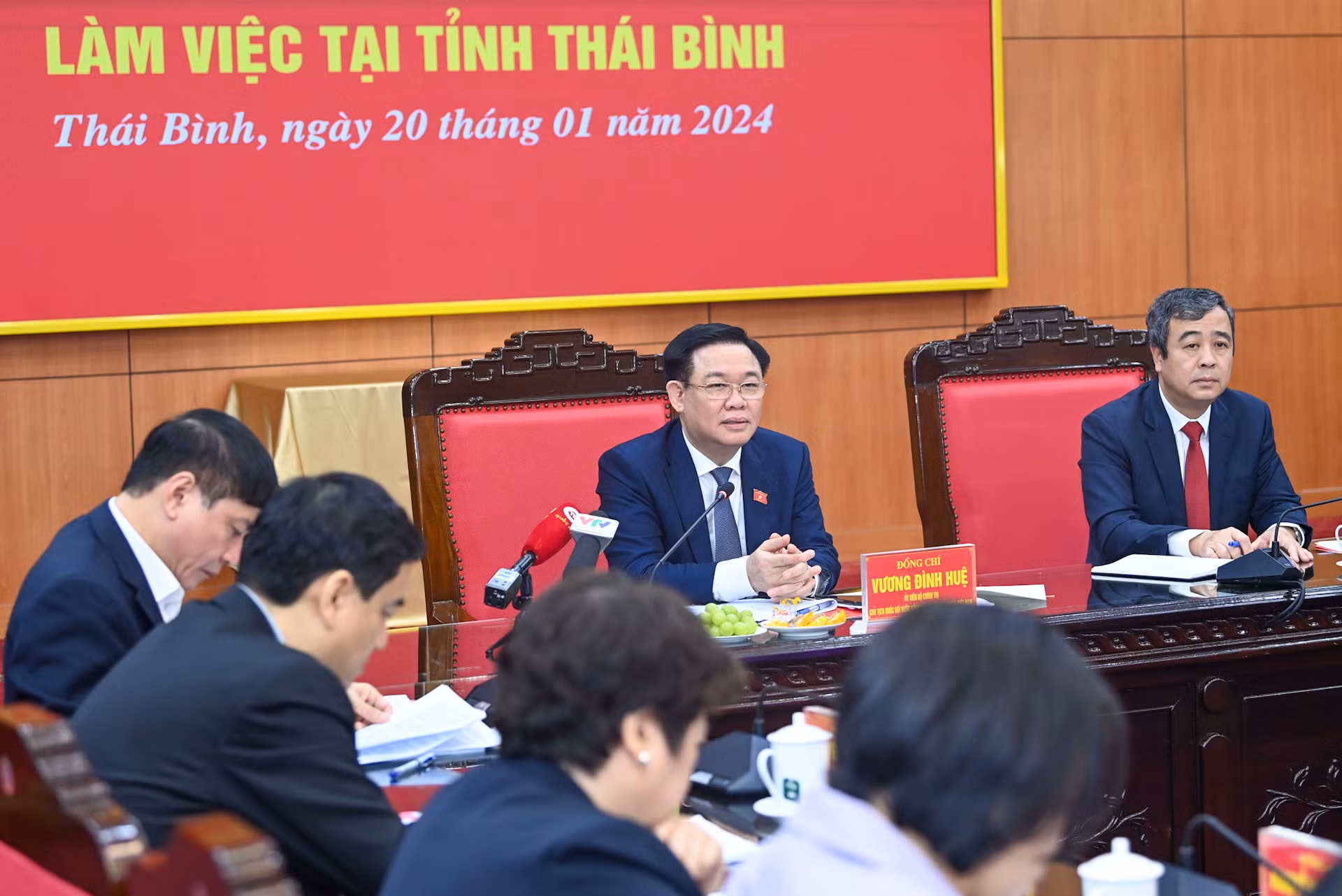 Chủ tịch Quốc hội Vương Đình Huệ phát biểu mở đầu, gợi mở các nội dung thảo luận tại buổi làm việc. Chủ tịch Quốc hội Vương Đình Huệ phát biểu mở đầu, gợi mở các nội dung thảo luận tại buổi làm việc.