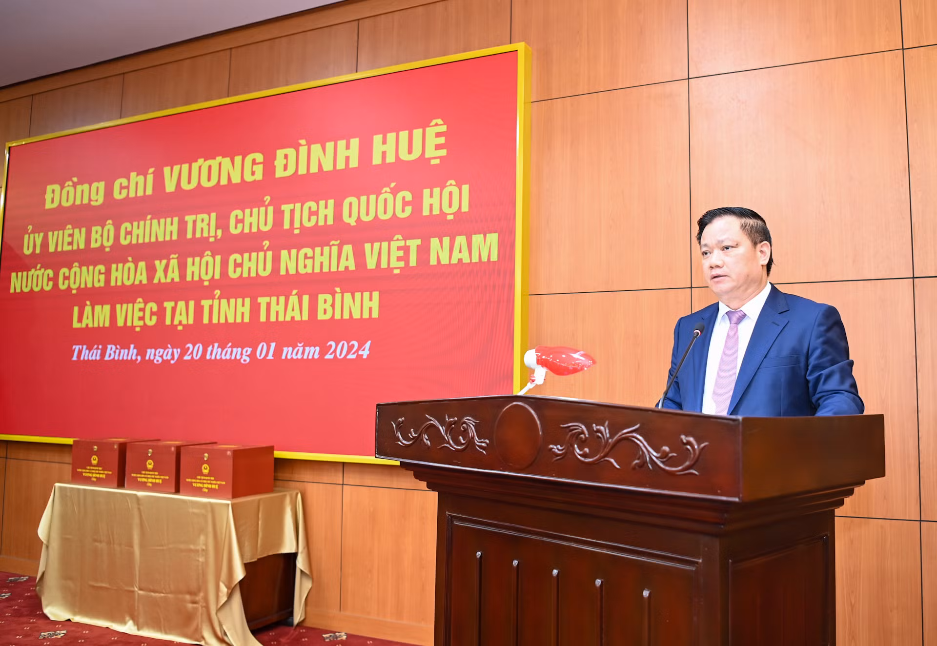 Chủ tịch Ủy ban nhân dân tỉnh Thái Bình Nguyễn Khắc Thận trình bày báo cáo tại buổi làm việc. Chủ tịch Ủy ban nhân dân tỉnh Thái Bình Nguyễn Khắc Thận trình bày báo cáo tại buổi làm việc.