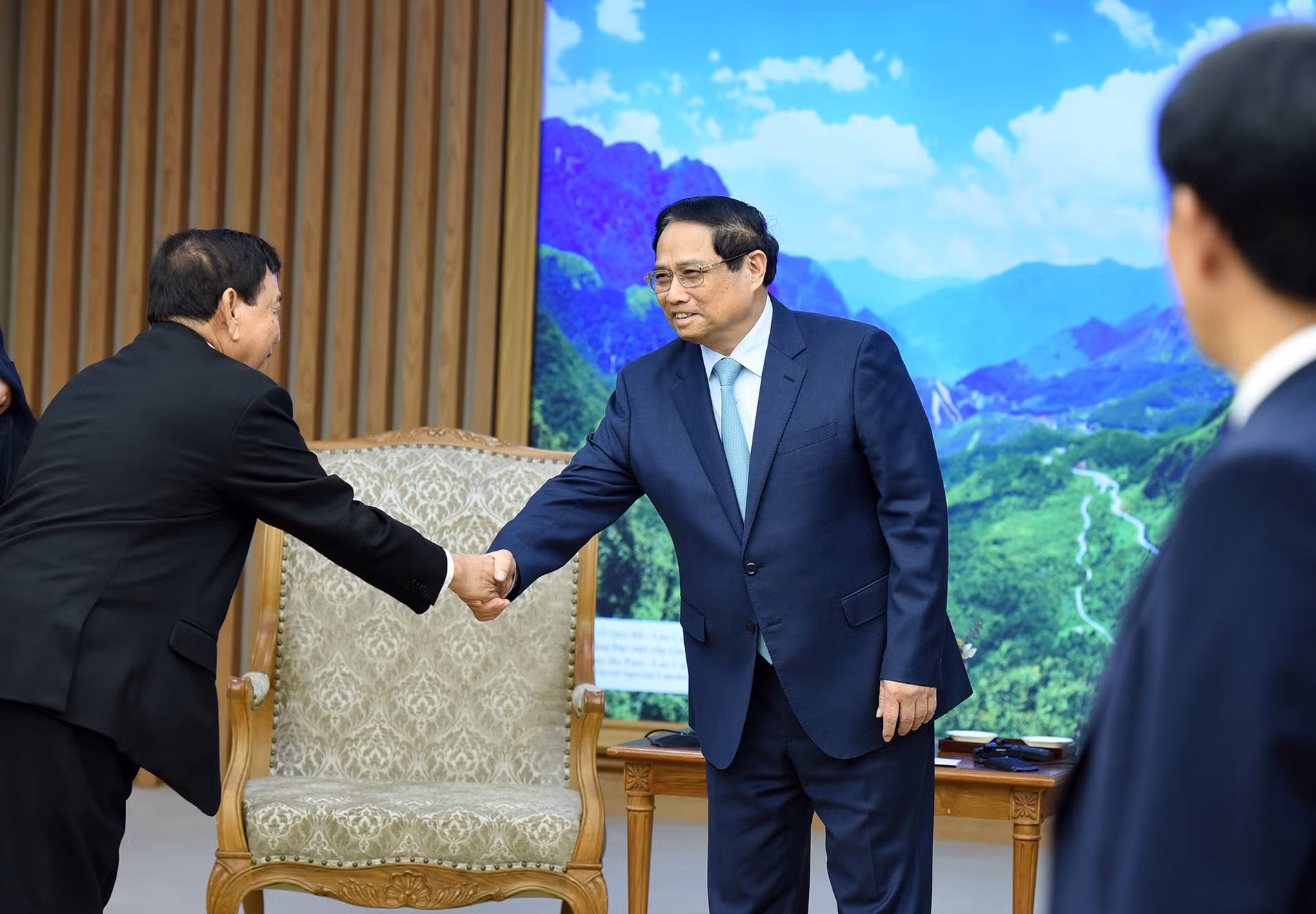Thủ tướng Phạm Minh Chính đón các thành viên đi cùng Bộ trưởng Thanh tra Campuchia Huot Hak.