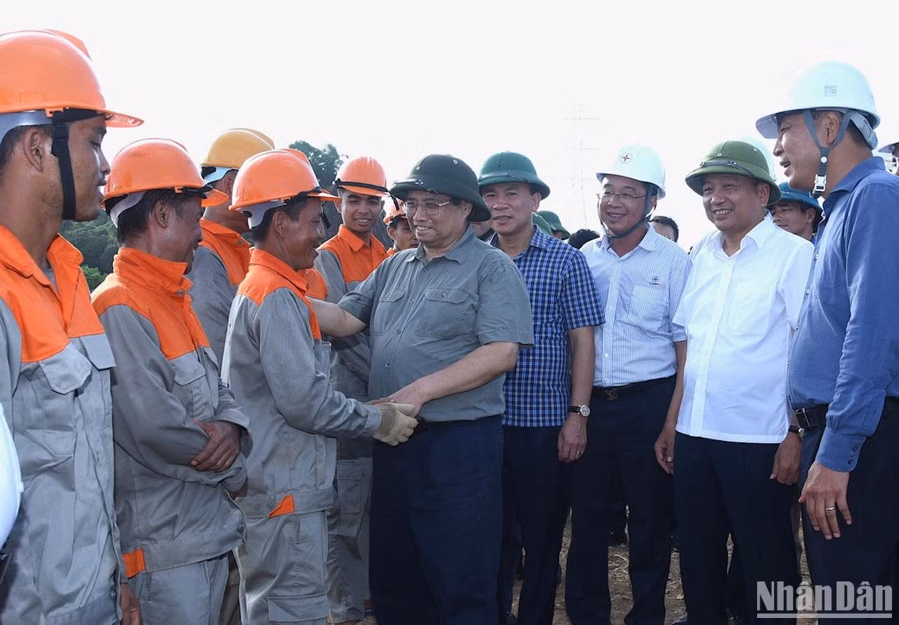 Thủ tướng động viên lực lượng thi công kéo dây khoảng néo 109-117 thuộc dự án thành phần Thanh Hóa - Nhà máy nhiệt điện Nam Định 1.
