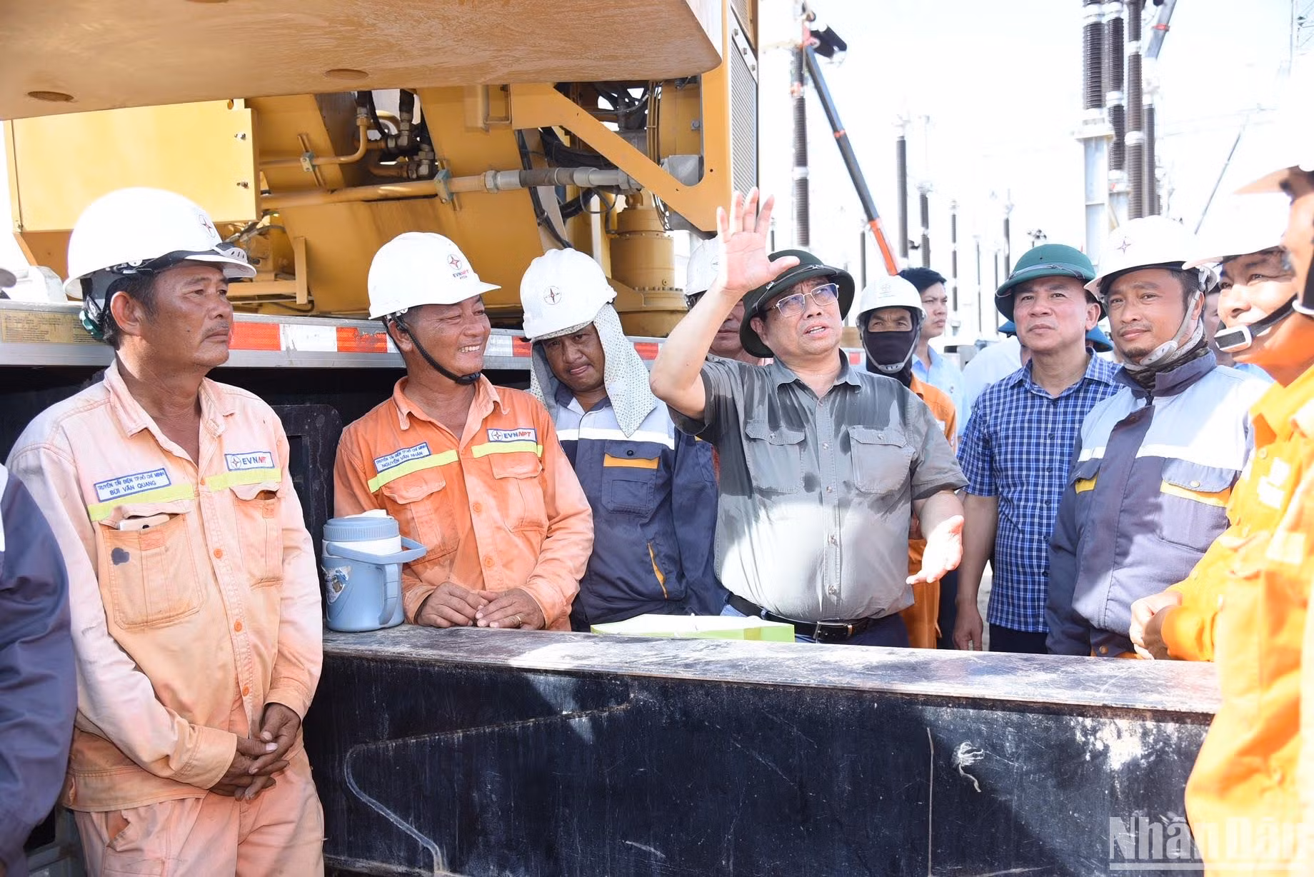 Thủ tướng thăm hỏi, động viên lực lượng thi công Trạm biến áp 500kV Thanh Hóa ở xã Thiệu Phúc, huyện Thiệu Hóa.