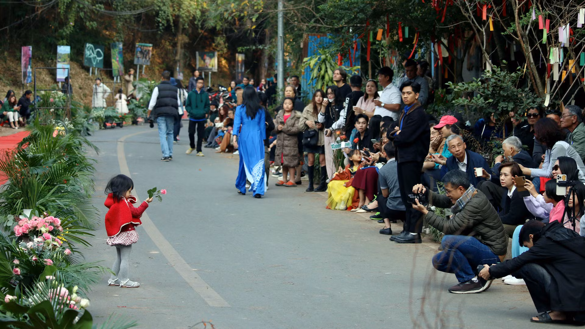 “Cung đường nghệ thuật Đà Lạt” với nhiều hoạt động văn hóa, nghệ thuật, có tính sáng tạo cao và trở thành điểm đến hấp dẫn, không gian giao lưu độc đáo cho người dân địa phương và du khách. “Cung đường nghệ thuật Đà Lạt” với nhiều hoạt động văn hóa, nghệ thuật, có tính sáng tạo cao và trở thành điểm đến hấp dẫn, không gian giao lưu độc đáo cho người dân địa phương và du khách.
