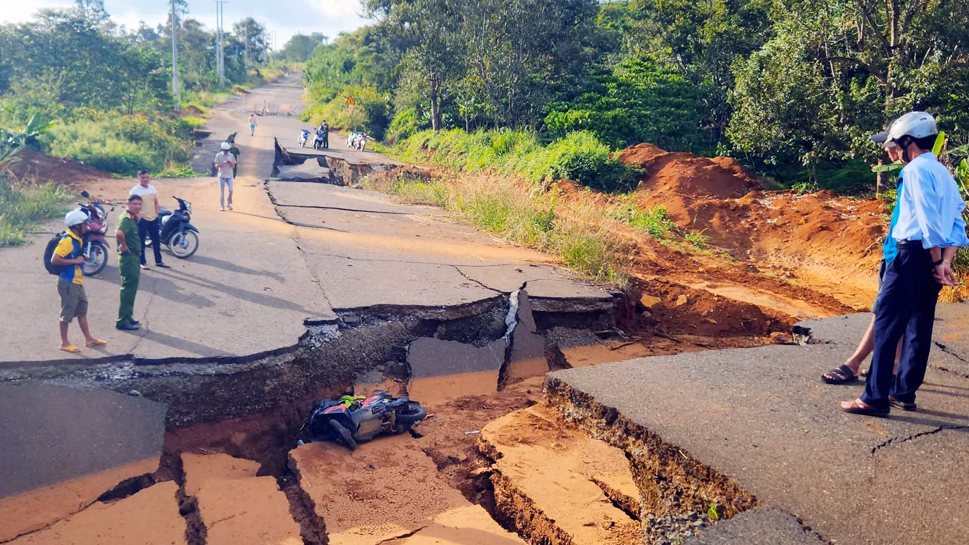 Vào cuối năm 2023, tại đoạn sụt lún trên tuyến đường tránh này xảy ra vụ tại nạn giao thông làm một người đi xe máy tử vong. Trước đó, vào tháng 3/2023, tại cây cầu chưa có lan can trên tuyến đường này, ô-tô bị rớt vực sâu làm 2 người trên xe tử nạn. Vào cuối năm 2023, tại đoạn sụt lún trên tuyến đường tránh này xảy ra vụ tại nạn giao thông làm một người đi xe máy tử vong. Trước đó, vào tháng 3/2023, tại cây cầu chưa có lan can trên tuyến đường này, ô-tô bị rớt vực sâu làm 2 người trên xe tử nạn.