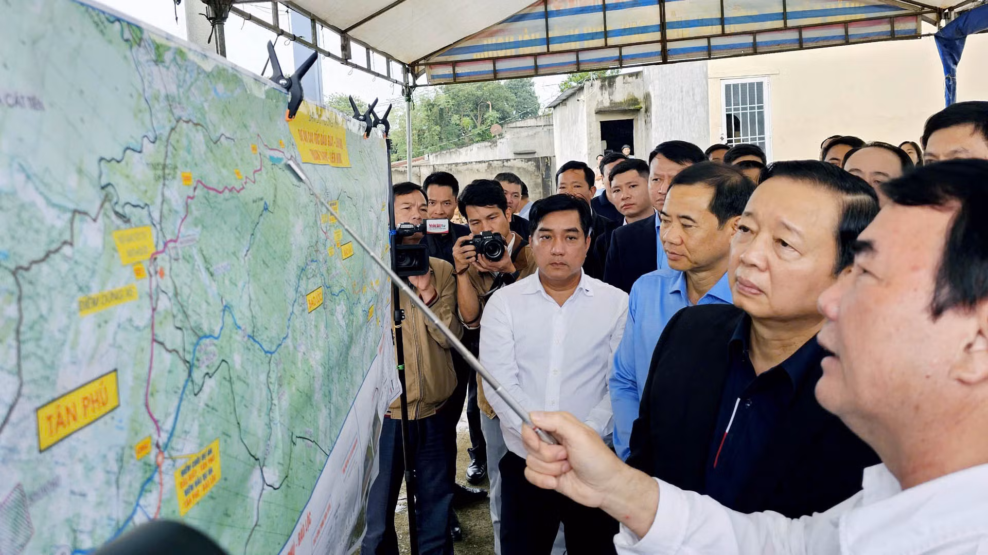 Phó Chủ tịch Ủy ban nhân dân tỉnh Lâm Đồng Phạm S báo cáo tình hình triển khai dự án xây dựng đường bộ cao tốc Tân Phú (Đồng Nai)-Bảo Lộc (Lâm Đồng) với Phó Thủ tướng Trần Hồng Hà tại buổi khảo sát thực tế.