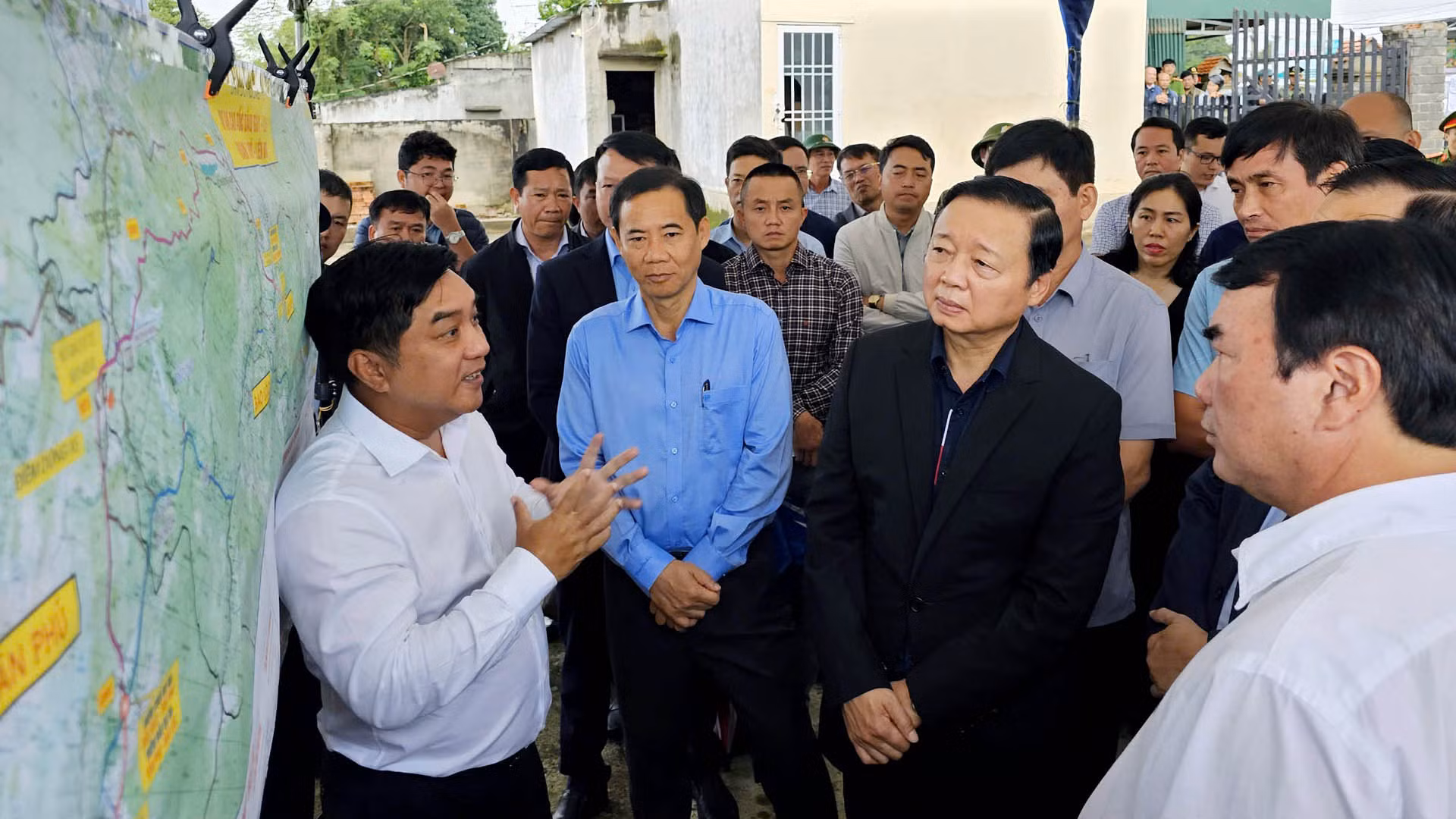 Chủ tịch Hội đồng quản trị Công ty cổ phần Tập đoàn Đèo Cả Hồ Minh Hoàng báo cáo Phó Thủ tướng Trần Hồng Hà và Đoàn công tác về tình hình triển khai dự án đường bộ cao tốc Tân Phú-Bảo Lộc.