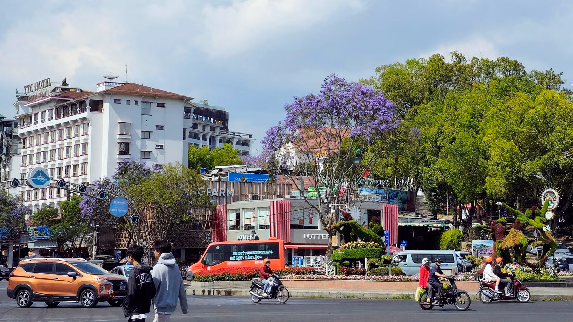 Đến phố núi Đà Lạt mùa này, thung thăng trên những cung đường nhàn du, bất chợt sắc hoa tím bâng khuâng mời gọi. Có lẽ, màu tím ấy đã dành tặng cho mỗi người những cung bậc cảm xúc, có thể là hoài niệm, có thể là miền thăng hoa, hay niềm tin khi mơ tưởng những điều sắp đến…