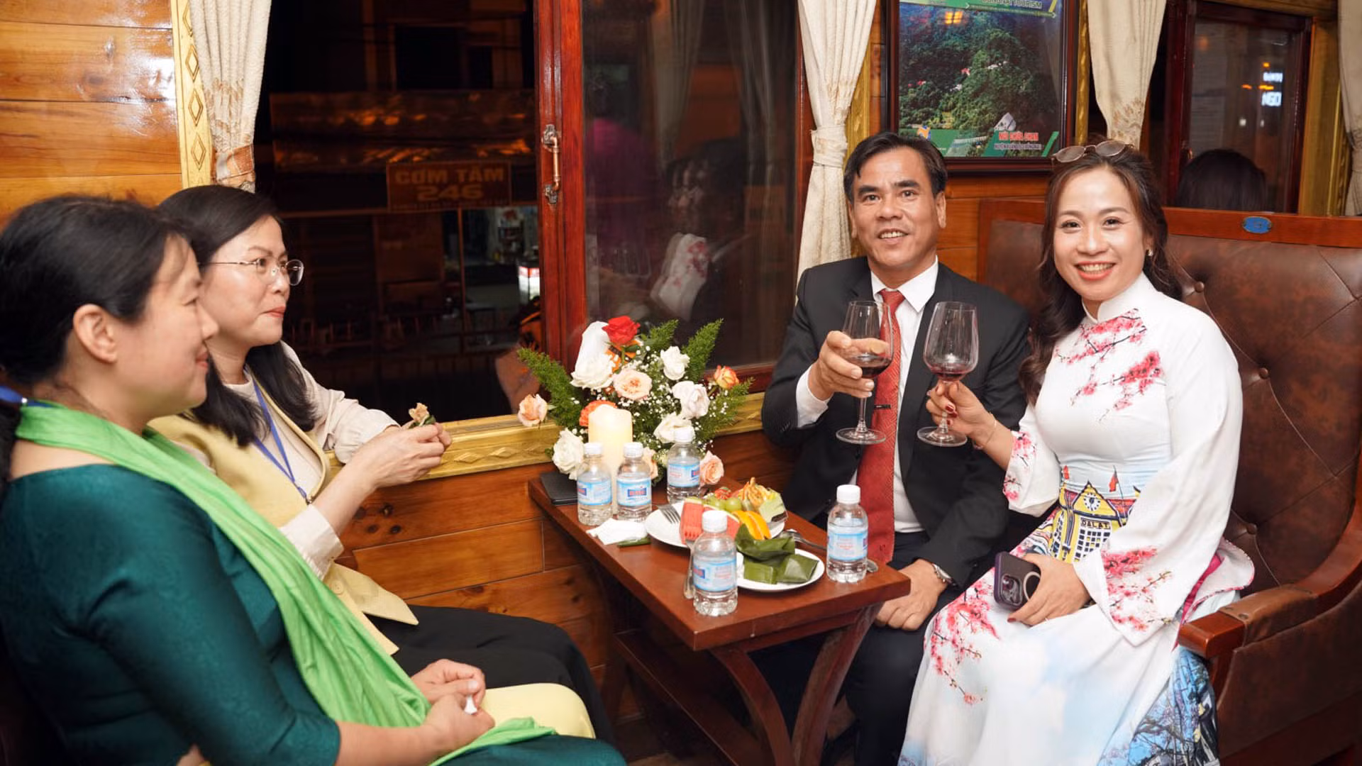 Cũng trên hành trình mới lạ ấy, Phó Chủ tịch Ủy ban nhân dân thành phố Đà Lạt Trần Thị Vũ Loan (bìa trái), chia sẻ: Chương trình đoàn tàu du lịch “Hành trình đêm Đà Lạt” góp phần giữ gìn, bảo tồn, phát huy giá trị di sản văn hóa thành phố. Đây là ý tưởng rất sáng tạo gắn với đề án phát triển kinh tế đêm Đà Lạt.