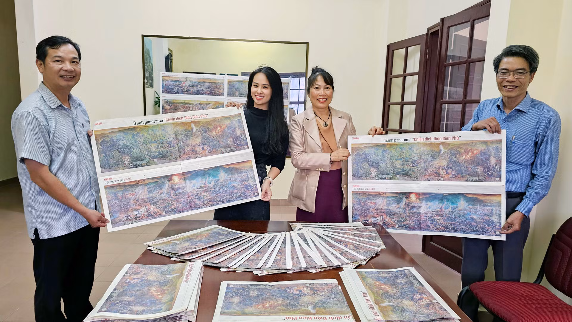 Đại diện Báo Nhân Dân tại Lâm Đồng trao ấn bản tranh panorama "Chiến dịch Điện Biên Phủ" do Báo Nhân Dân tặng bạn đọc.