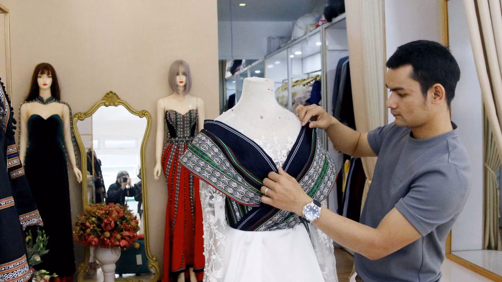 K'Jona và những mẫu thiết kế của anh tại cửa hiệu Jona Bridal. K'Jona và những mẫu thiết kế của anh tại cửa hiệu Jona Bridal.