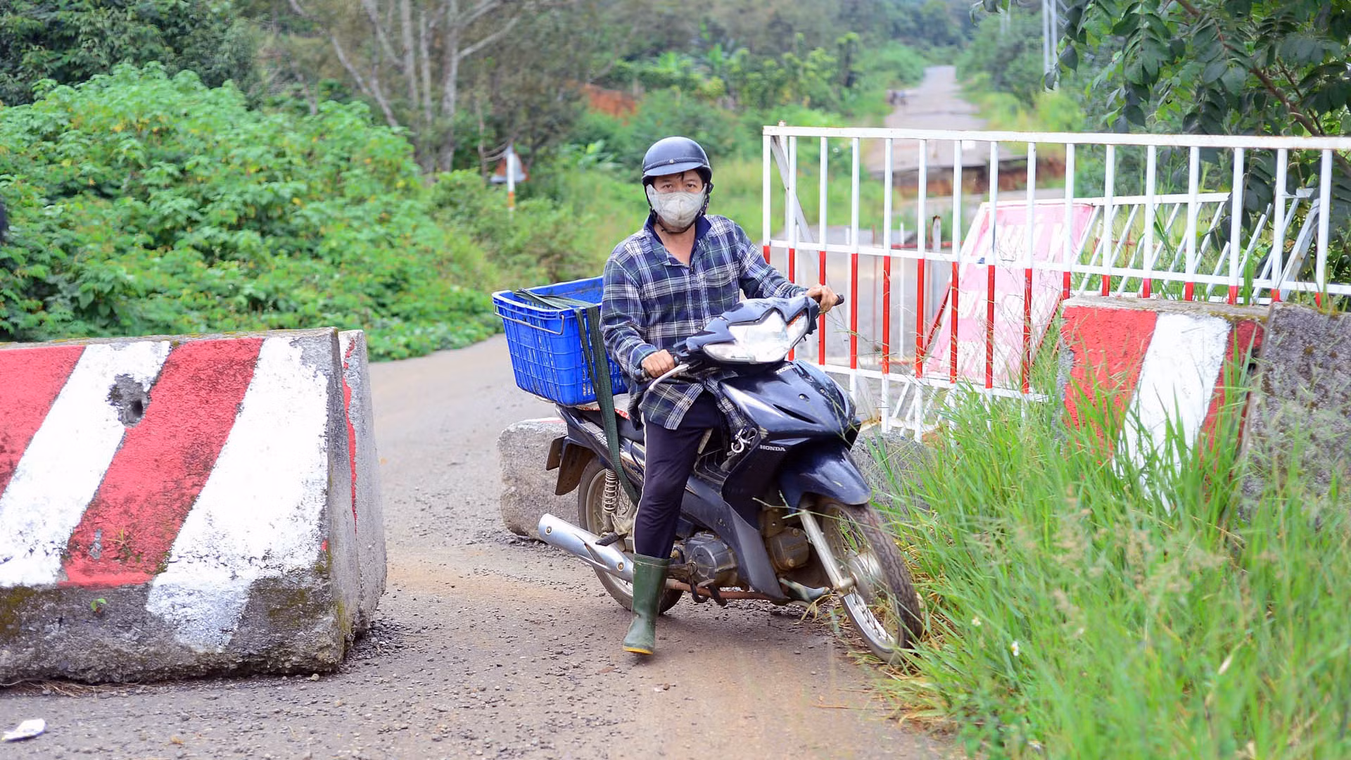 Nhằm bảo đảm an toàn, cơ quan chức năng và chính quyền địa phương đã tổ chức rào chắn, cấm tất cả các phương tiện lưu thông qua khu vực đường bị hư hỏng. Đồng thời, thông báo, tuyên truyền đến người dân không điều khiển phương tiện trên tuyến đường này... Nhằm bảo đảm an toàn, cơ quan chức năng và chính quyền địa phương đã tổ chức rào chắn, cấm tất cả các phương tiện lưu thông qua khu vực đường bị hư hỏng. Đồng thời, thông báo, tuyên truyền đến người dân không điều khiển phương tiện trên tuyến đường này...