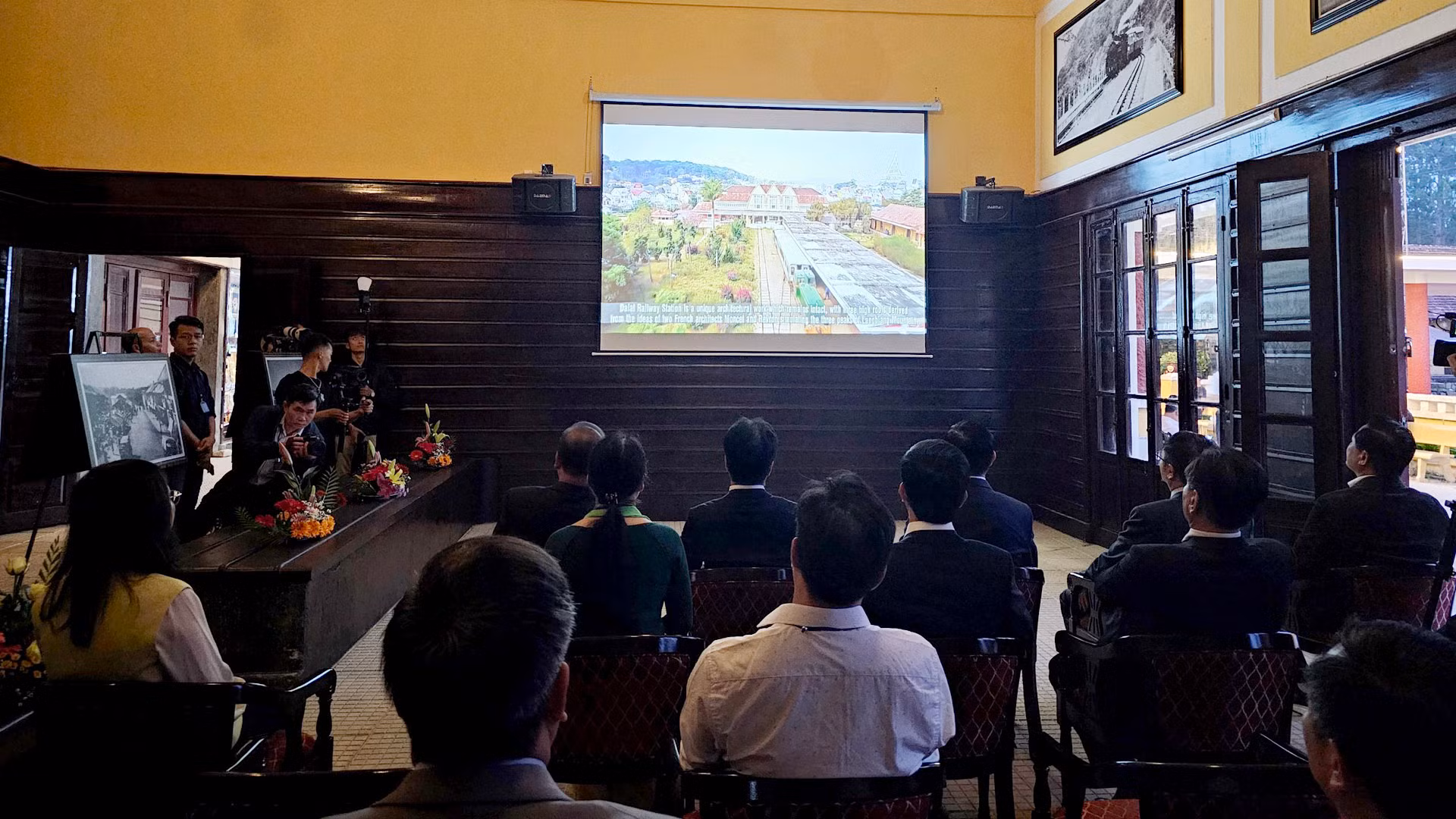 Trong ngày khai trương, đường sắt Việt Nam chính thức mở phòng chiếu phim tài liệu về lịch sử hình thành ga Đà Lạt, tuyến đường sắt răng cưa Tháp Chàm-Đà Lạt.