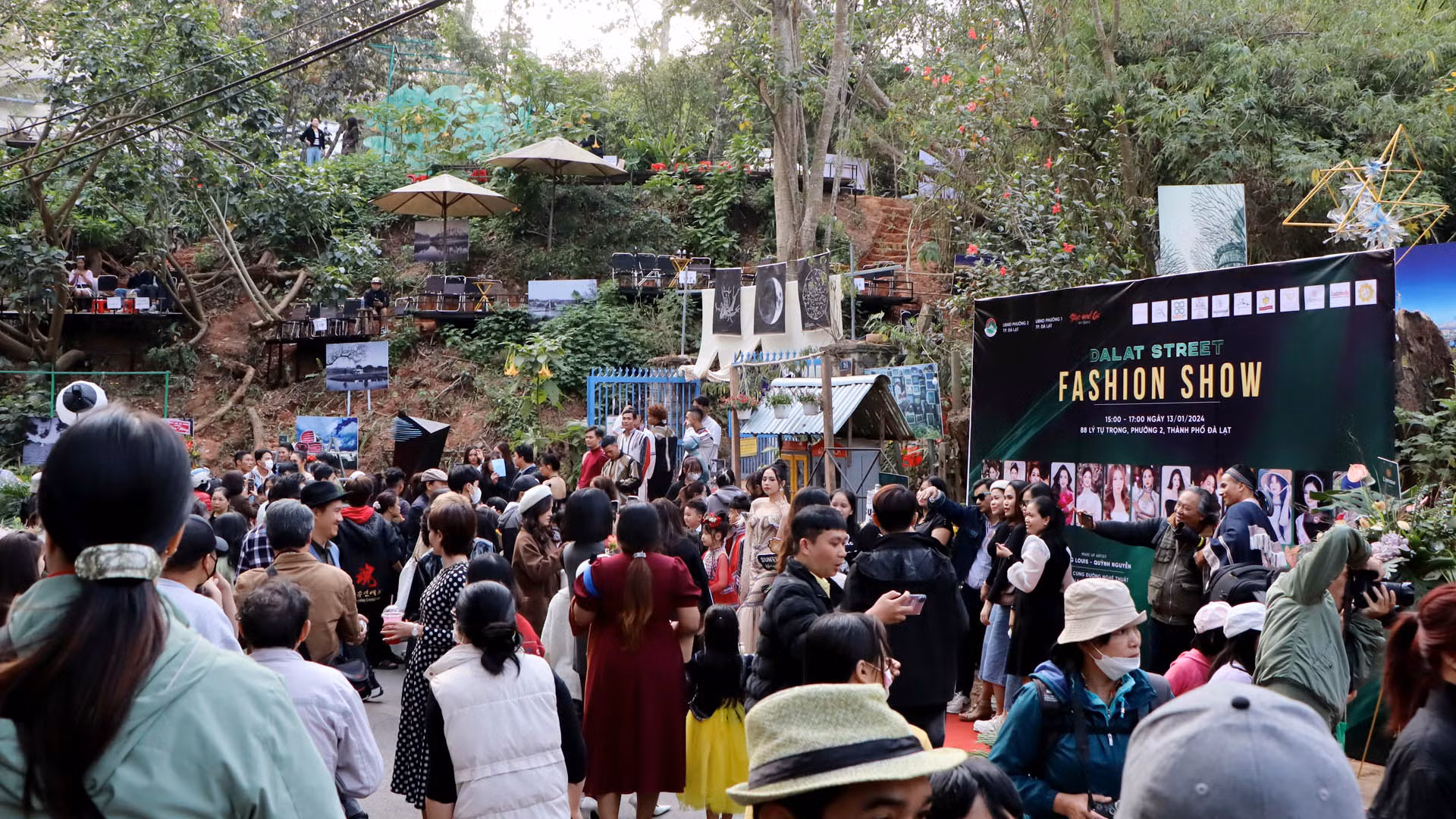 Dalat Street Fashion Show thu hút đông đảo người xem, gồm người dân địa phương, du khách trong nước và nước ngoài. Dalat Street Fashion Show thu hút đông đảo người xem, gồm người dân địa phương, du khách trong nước và nước ngoài.