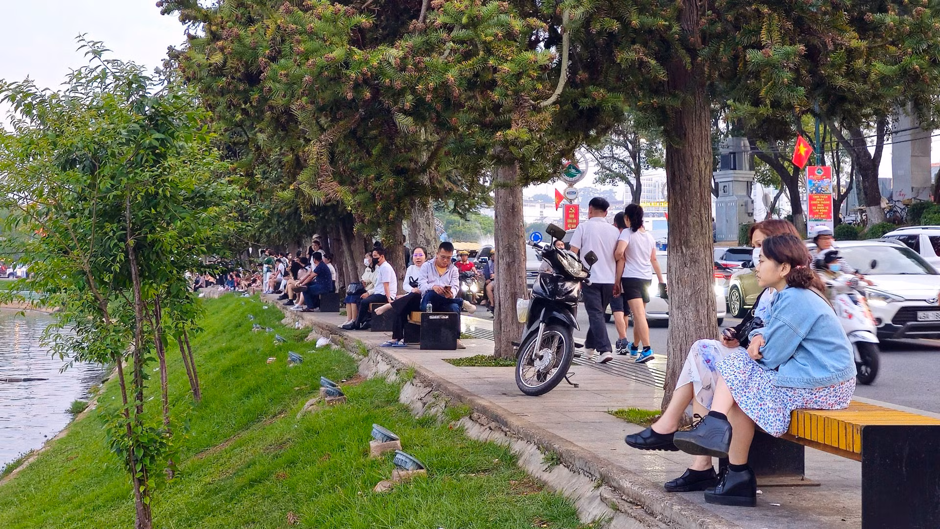 Trưởng phòng Văn hóa-Thông tin thành phố Đà Lạt Lê Anh Kiệt cho biết, phố núi có khí hậu mát mẻ so với cả nước và nhiều sự kiện hấp dẫn diễn ra trong dịp lễ, đã thu hút đông đảo du khách. (Trong ảnh: Du khách thư thái bên hồ Xuân Hương-Đà Lạt)