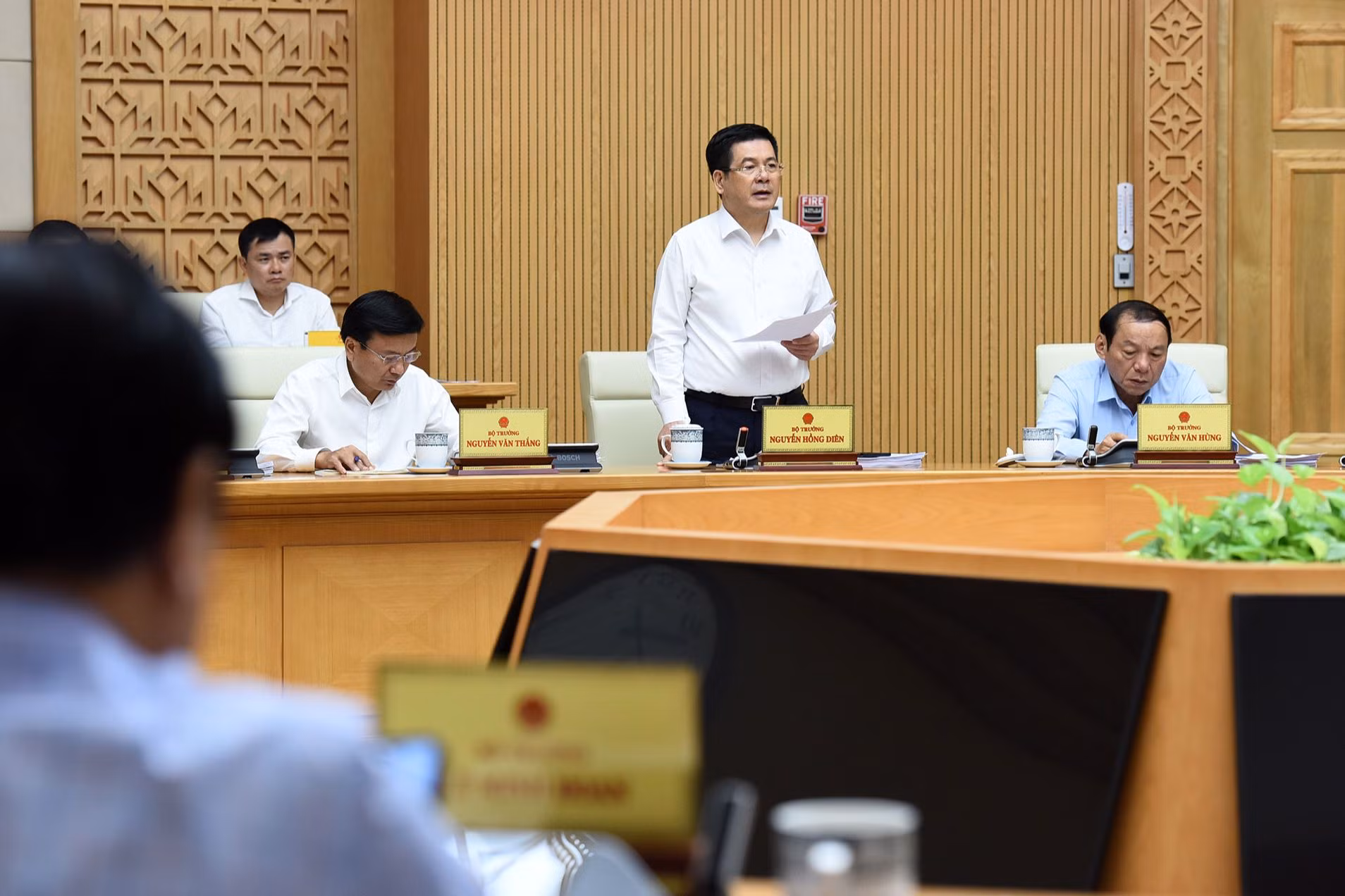 Bộ trưởng Công thương Nguyễn Hồng Diên phát biểu tại phiên họp. Bộ trưởng Công thương Nguyễn Hồng Diên phát biểu tại phiên họp.