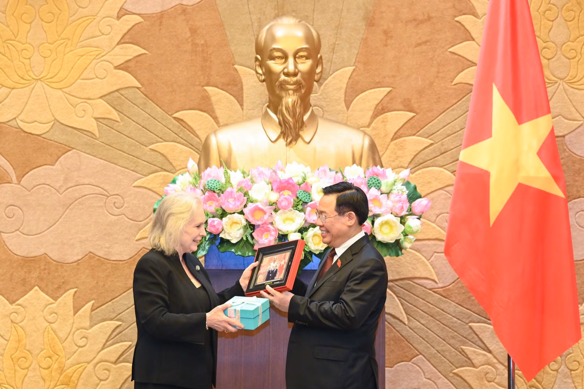 Chủ tịch Quốc hội Vương Đình Huệ tặng quà lưu niệm cho Thượng Nghị sĩ Kirsten Gillibrand.