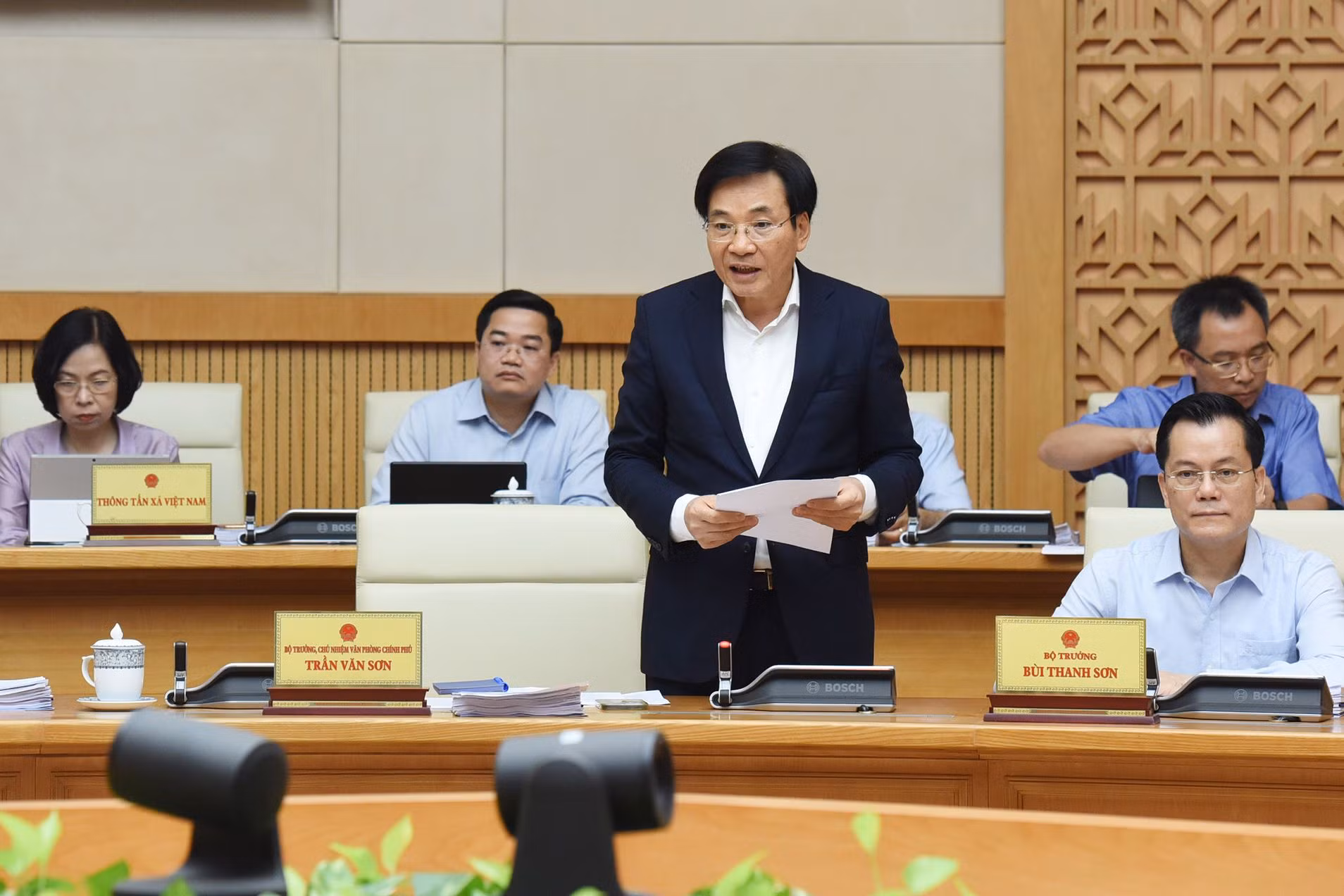 Bộ trưởng Chủ nhiệm Văn phòng Chính phủ phát biểu tại phiên họp.