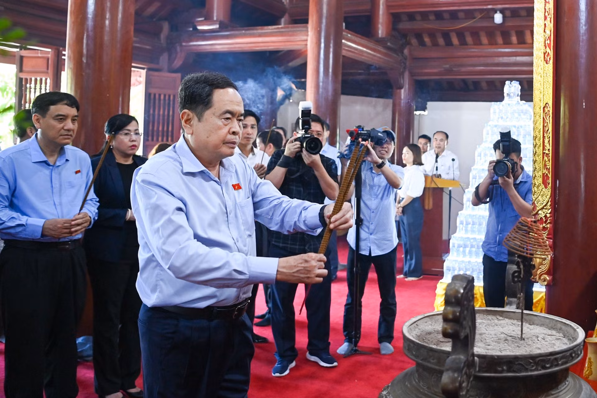 Chủ tịch Quốc hội Trần Thanh Mẫn dâng hương tại đền thờ Chủ tịch Hồ Chí Minh tại Nghĩa trang Liệt sĩ quốc tế Việt-Lào. Chủ tịch Quốc hội Trần Thanh Mẫn dâng hương tại đền thờ Chủ tịch Hồ Chí Minh tại Nghĩa trang Liệt sĩ quốc tế Việt-Lào.