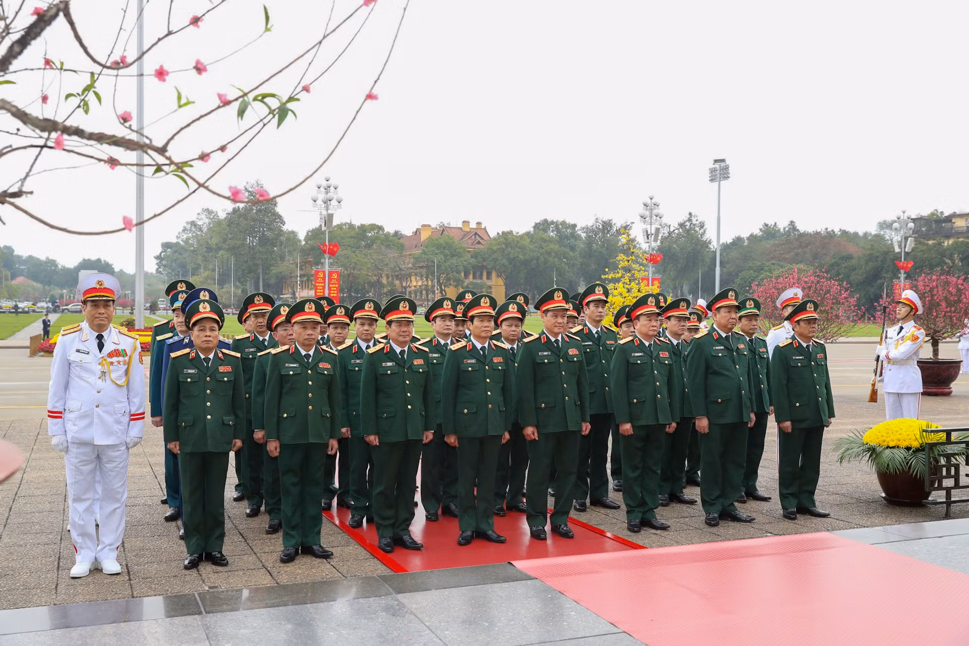 Đoàn đại biểu Quân ủy Trung ương-Bộ Quốc phòng tưởng nhớ Chủ tịch Hồ Chí Minh.