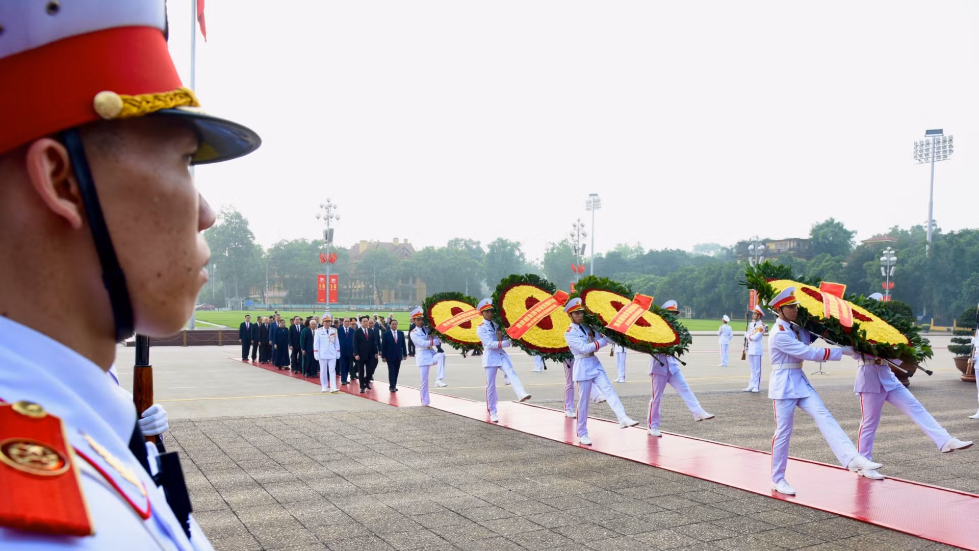 Các đồng chí lãnh đạo, nguyên lãnh đạo Đảng, Nhà nước vào Lăng viếng Chủ tịch Hồ Chí Minh, vòng hoa của đoàn mang dòng chữ “Đời đời nhớ ơn Chủ tịch Hồ Chí Minh vĩ đại”.