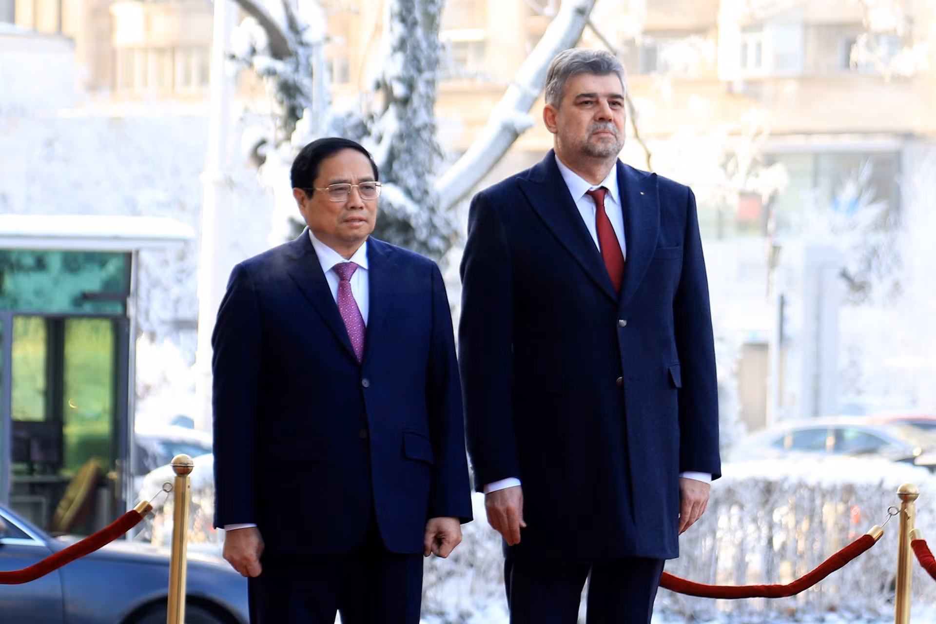 Thủ tướng Phạm Minh Chính và Thủ tướng Romania Ion-Marcel Ciolacu tại lễ đón chính thức. (Ảnh: DƯƠNG GIANG/TTXVN)