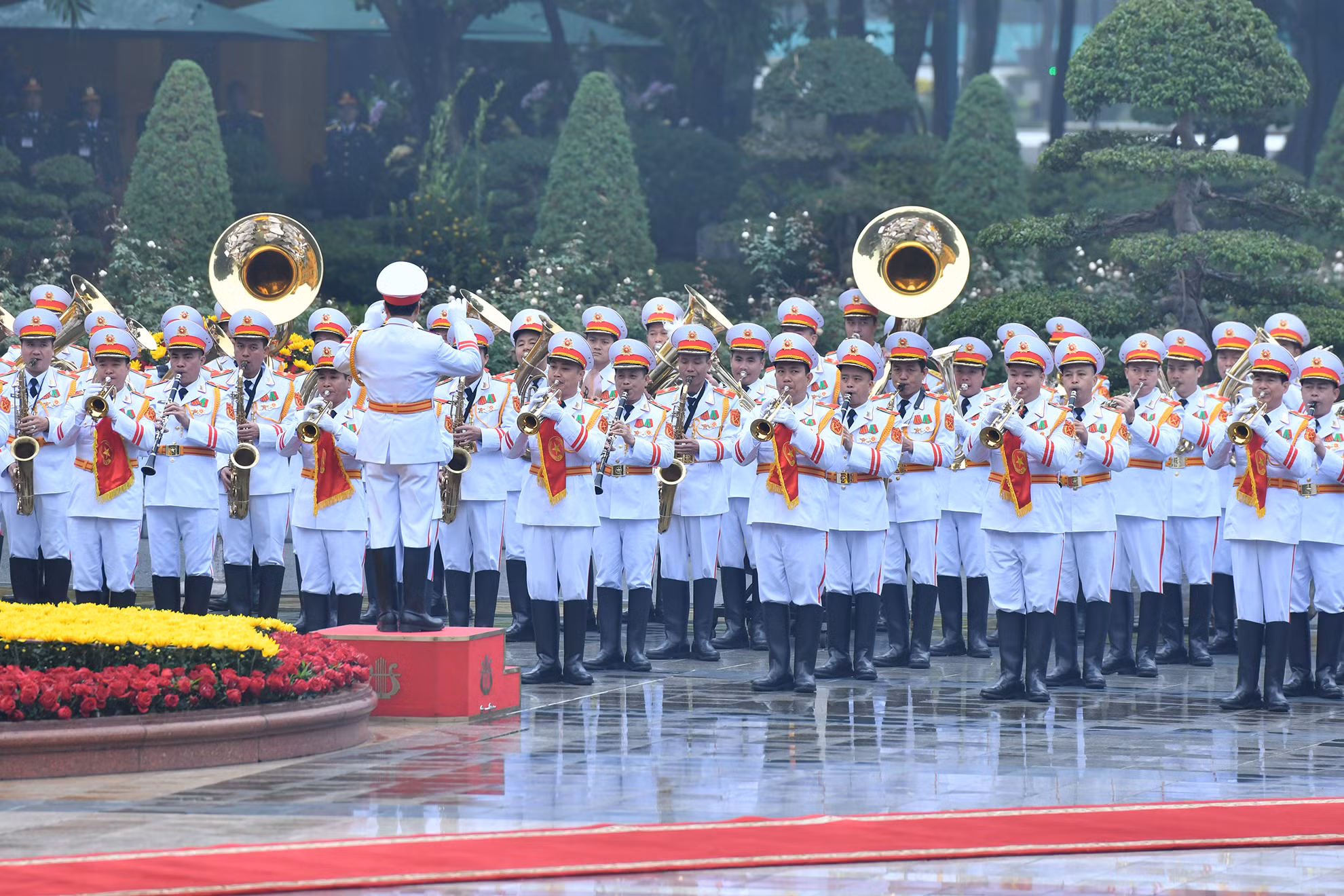 Đoàn quân nhạc cử Quốc thiều hai nước tại lễ đón.