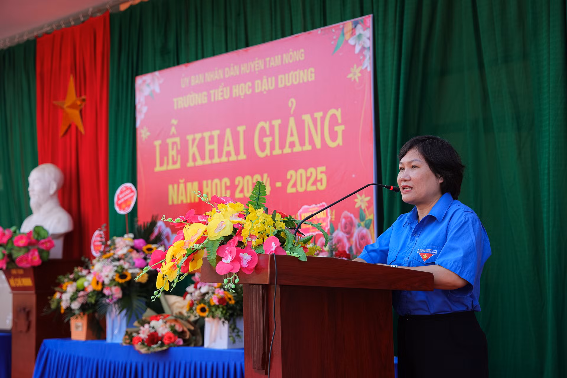Đồng chí Kiều Thanh Hương, Ủy viên Ban Chấp hành Đảng bộ, Phó trưởng Ban Quản lý Phóng viên thường trú Báo Nhân Dân phát biểu tại Lễ khai giảng.