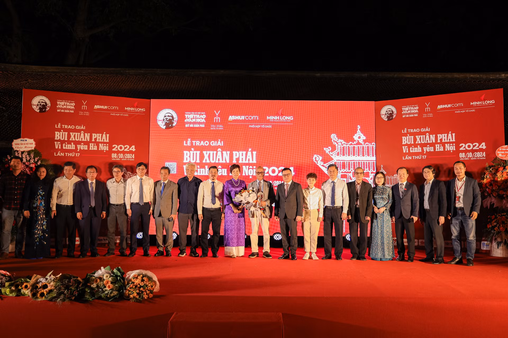 Các đại biểu chụp ảnh lưu niệm sau khi kết thúc lễ trao giải. Các đại biểu chụp ảnh lưu niệm sau khi kết thúc lễ trao giải.