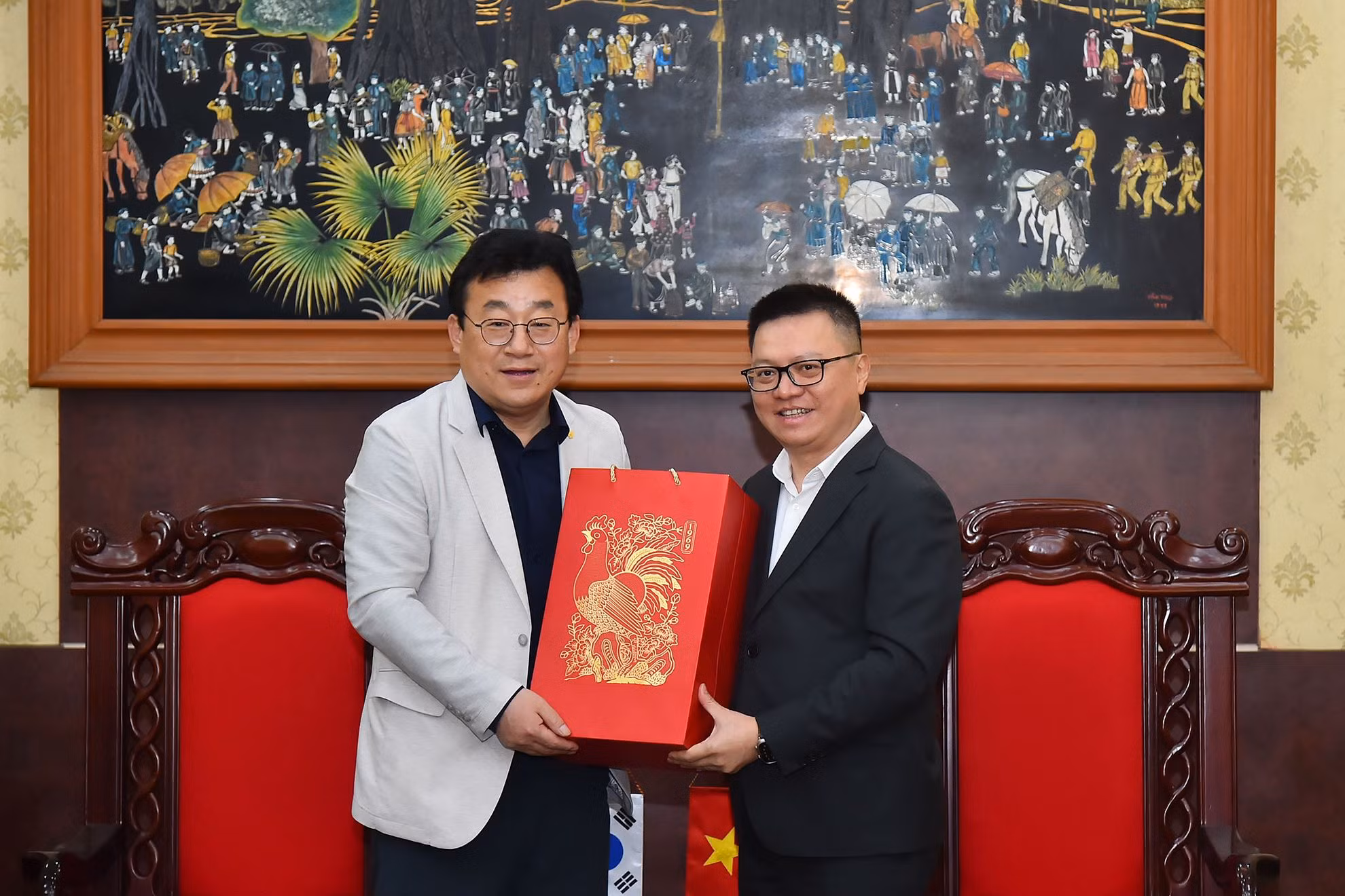 Tổng Biên tập Báo Nhân Dân Lê Quốc Minh trao quà tặng ông Park Jong Hyun, Chủ tịch Hội Nhà báo Hàn Quốc tại buổi tiếp.