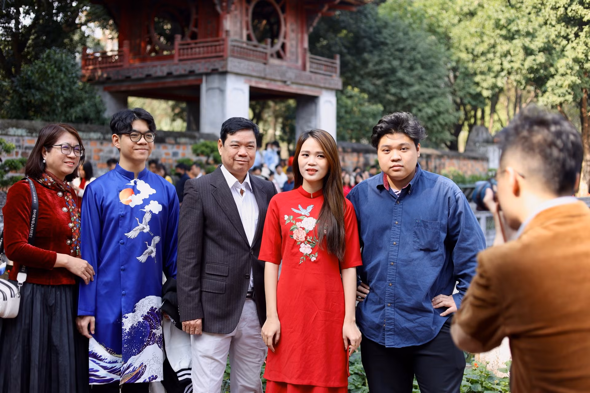 Bạn Quốc Trung (Thanh Xuân, Hà Nội) cùng gia đình đi du xuân tại Văn Miếu. "Gia đình em thường đi Văn Miếu vào mùng 3 Tết hằng năm. Đây là dịp để mọi người xin chữ, cầu cho công danh sự nghiệp, vừa là dịp để lưu lại những kỷ niệm đẹp của gia đình nhân dịp Tết đến xuân về.", Trung chia sẻ.
