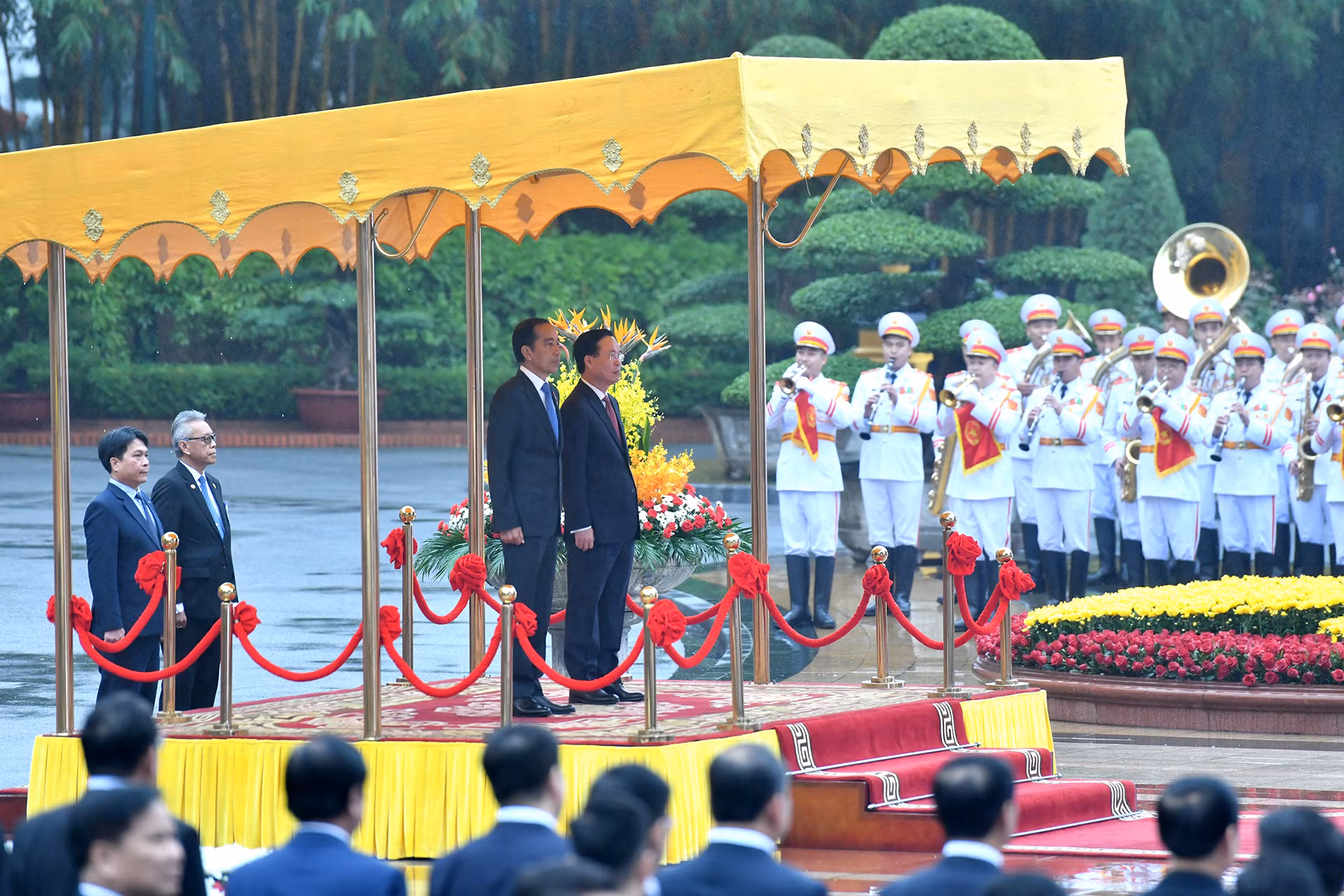 Chủ tịch nước Võ Văn Thưởng và Tổng thống Indonesia Joko Widodo nghe quân nhạc cử Quốc thiều hai nước.