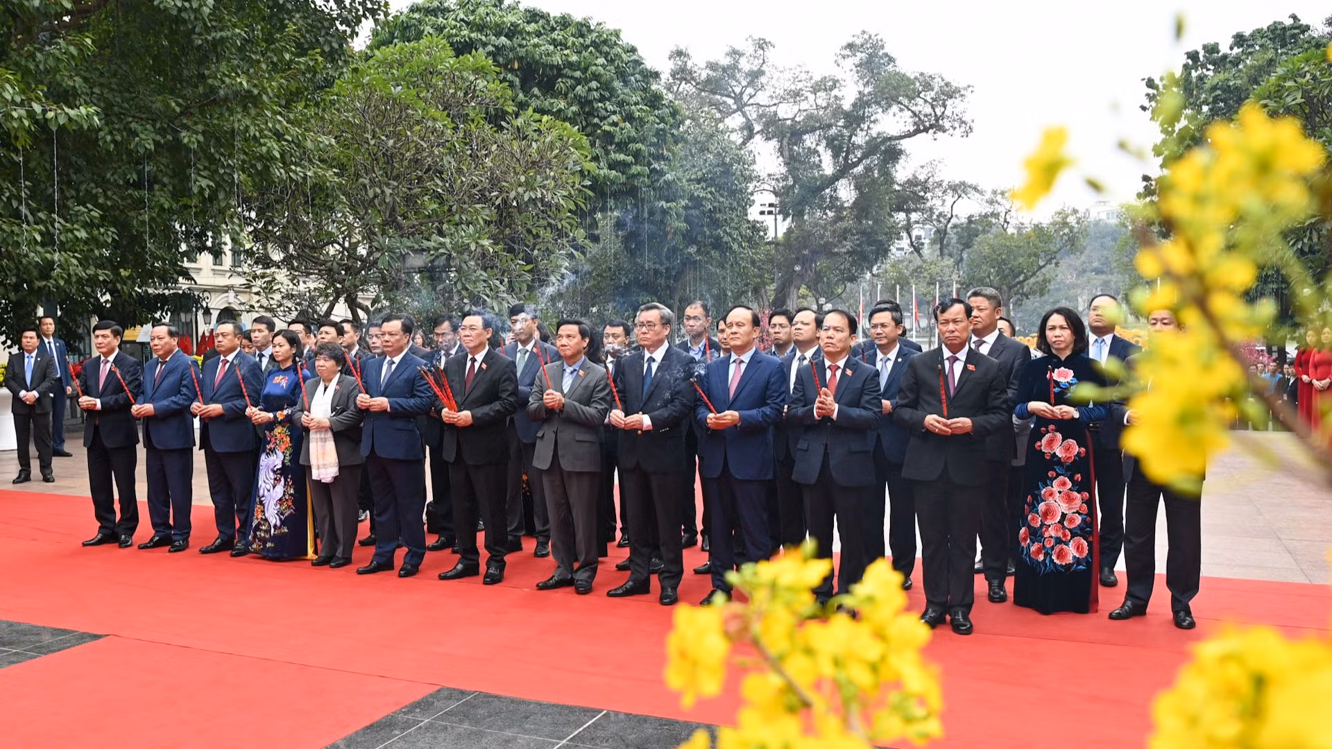 Chủ tịch Quốc hội Vương Đình Huệ và các đại biểu dâng hương trước Tượng đài Vua Lý Thái Tổ.